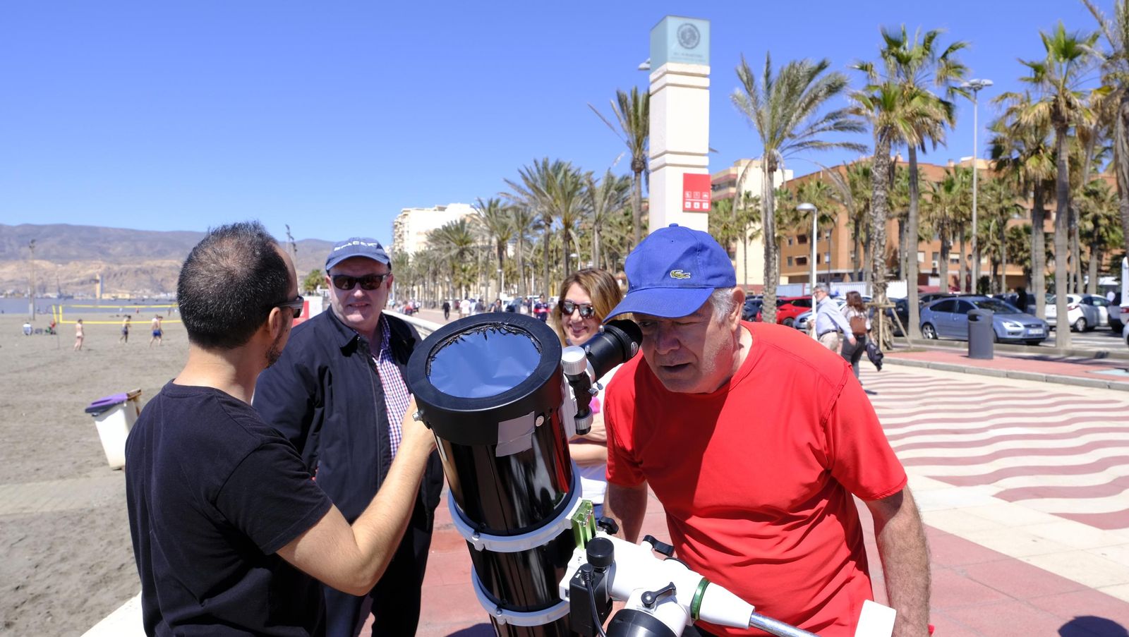 Almería observa el eclipse solar desde el Paseo Marítimo, en imágenes