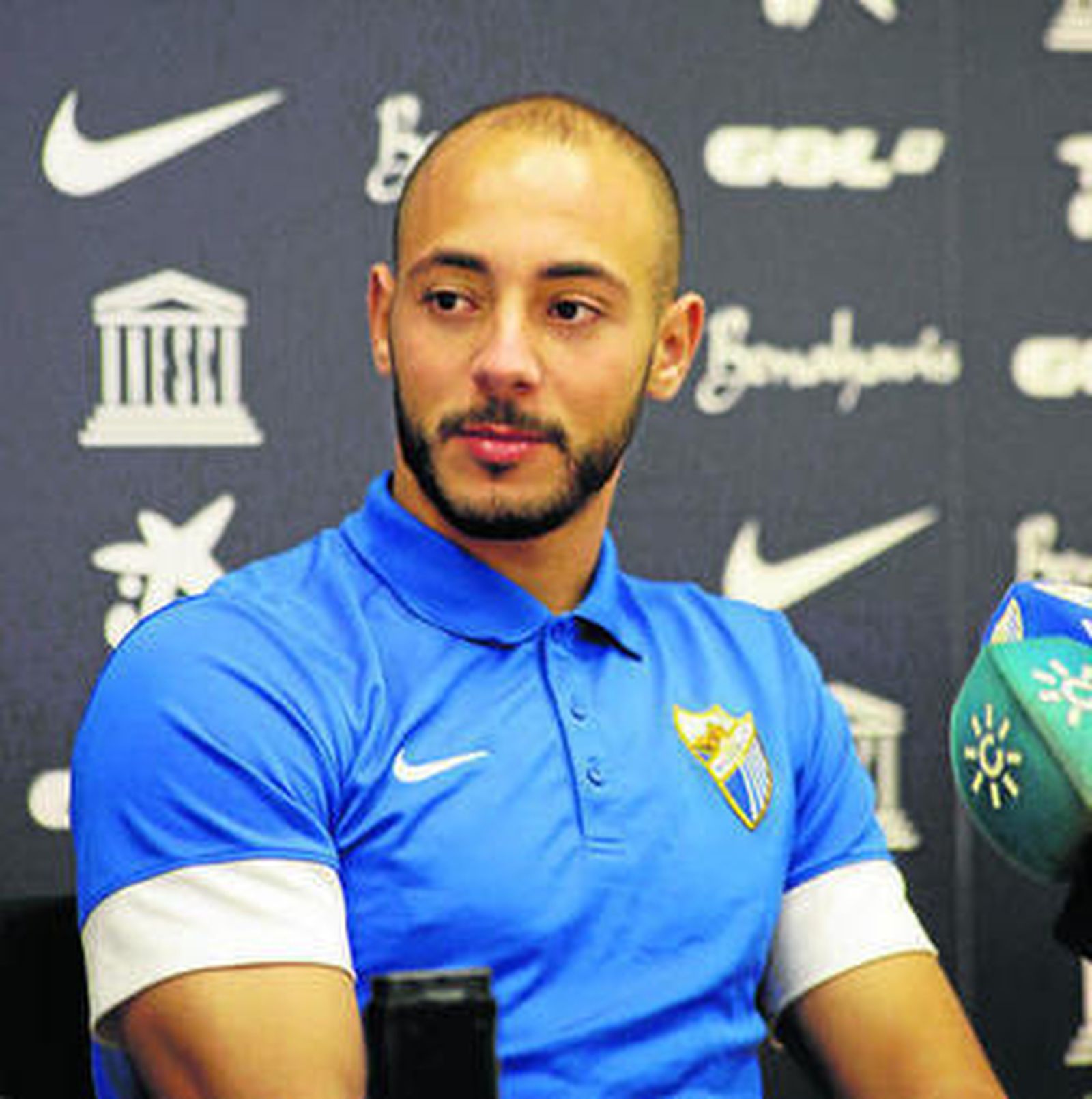 Nordin Amrabat escucha la pregunta de un periodista.