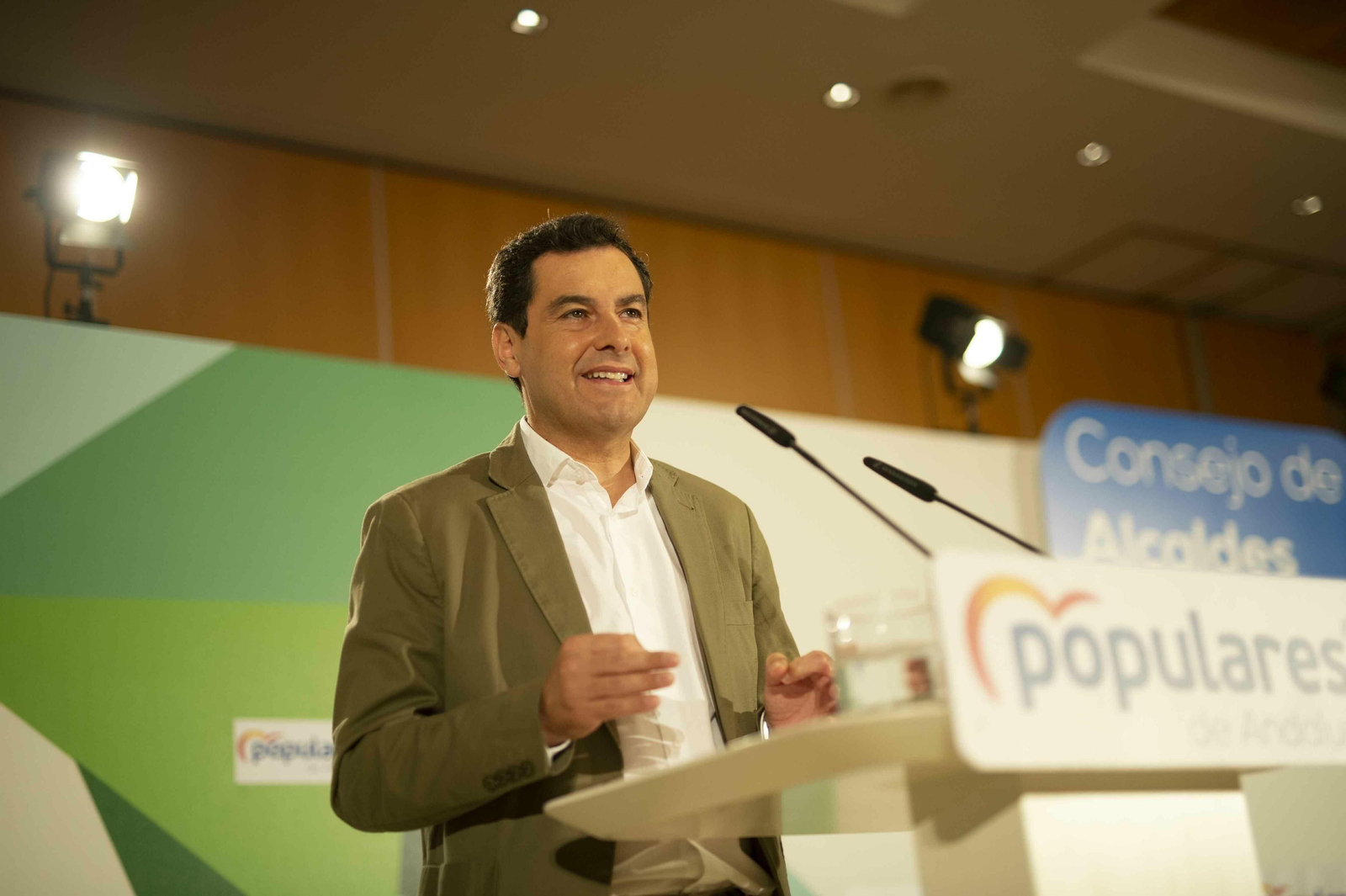 Juanma Moreno se dirige a los alcaldes.