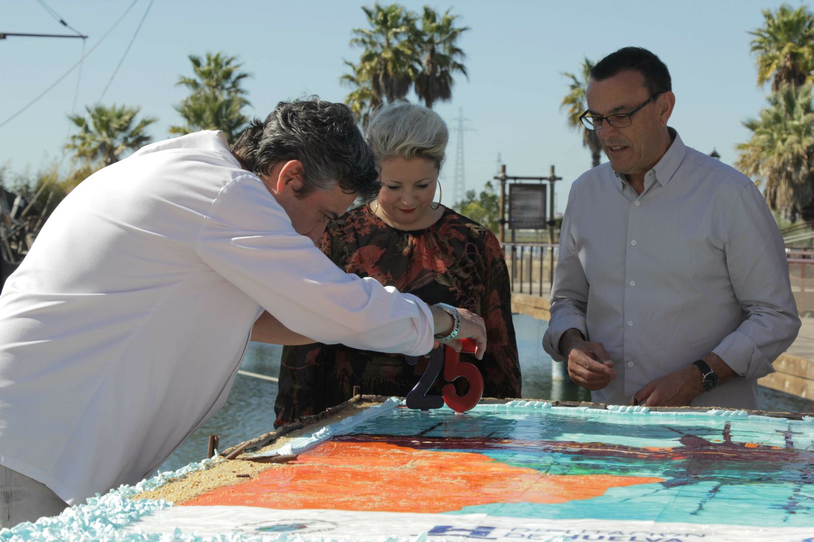 Lourdes Garrido e Ignacio Caraballo ante la gran tarta.