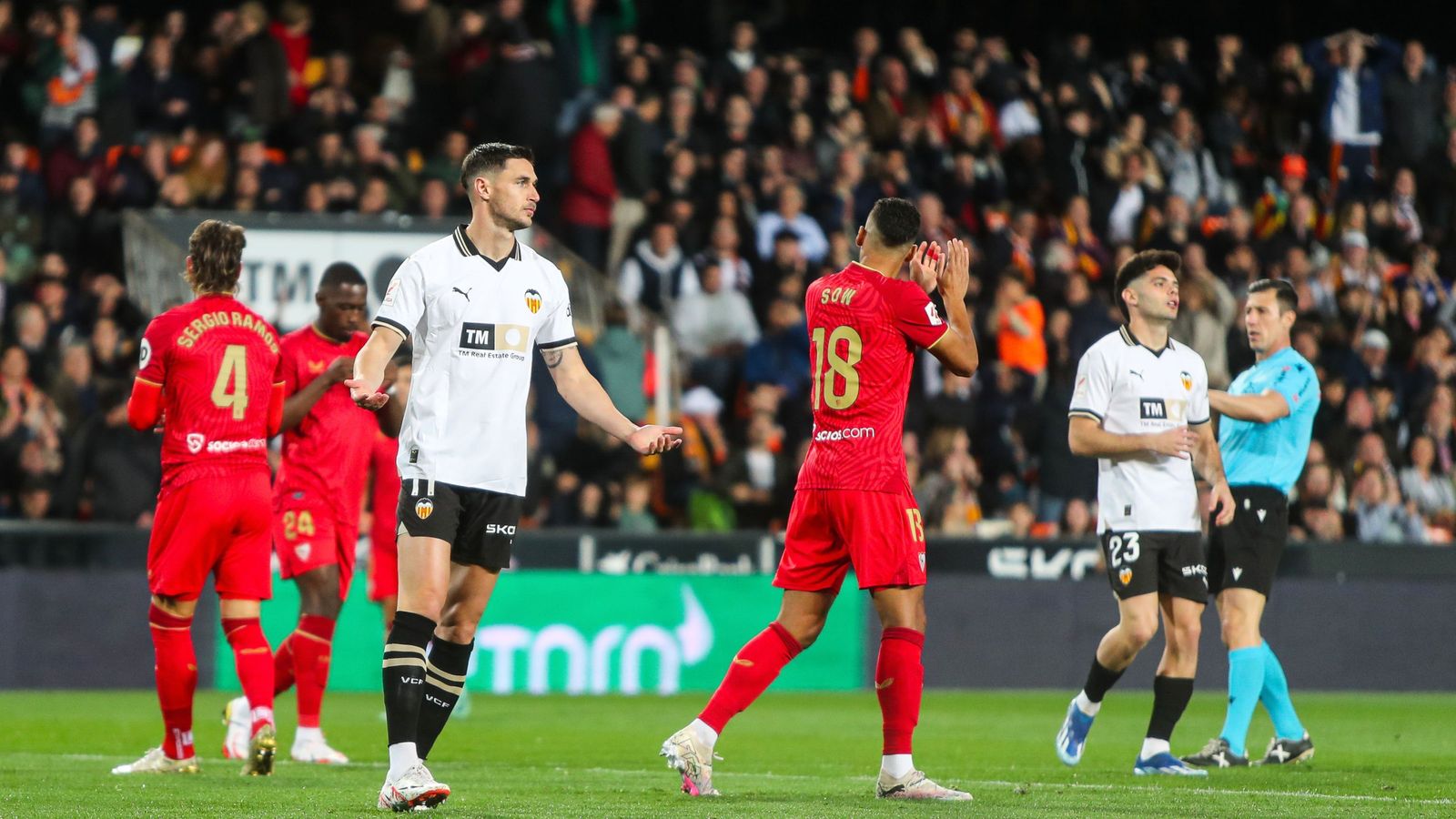 Sow aplaude a sus compañeros tras una acción defensiva.