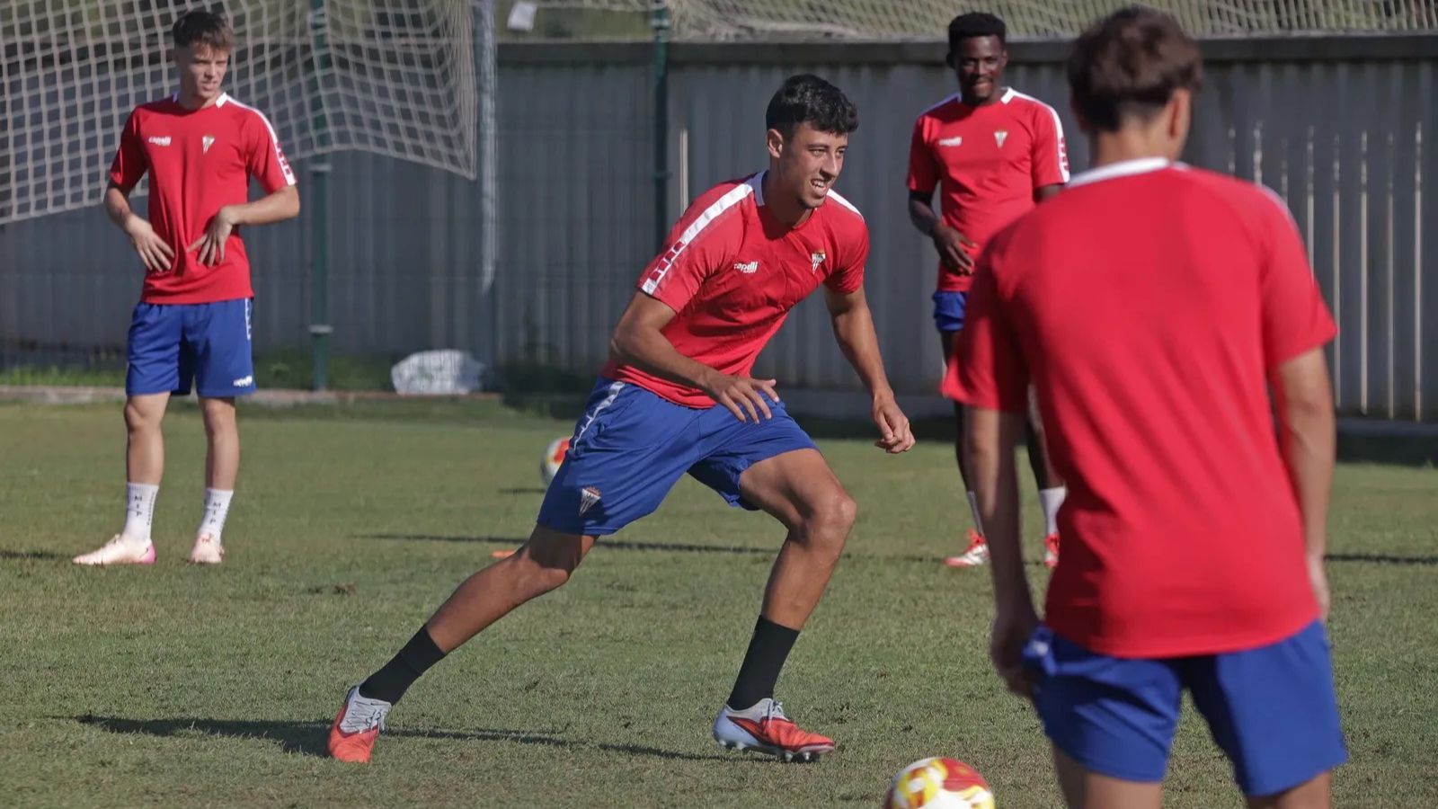 Ángel Gómez, que será titular, durante una sesión de preparación.