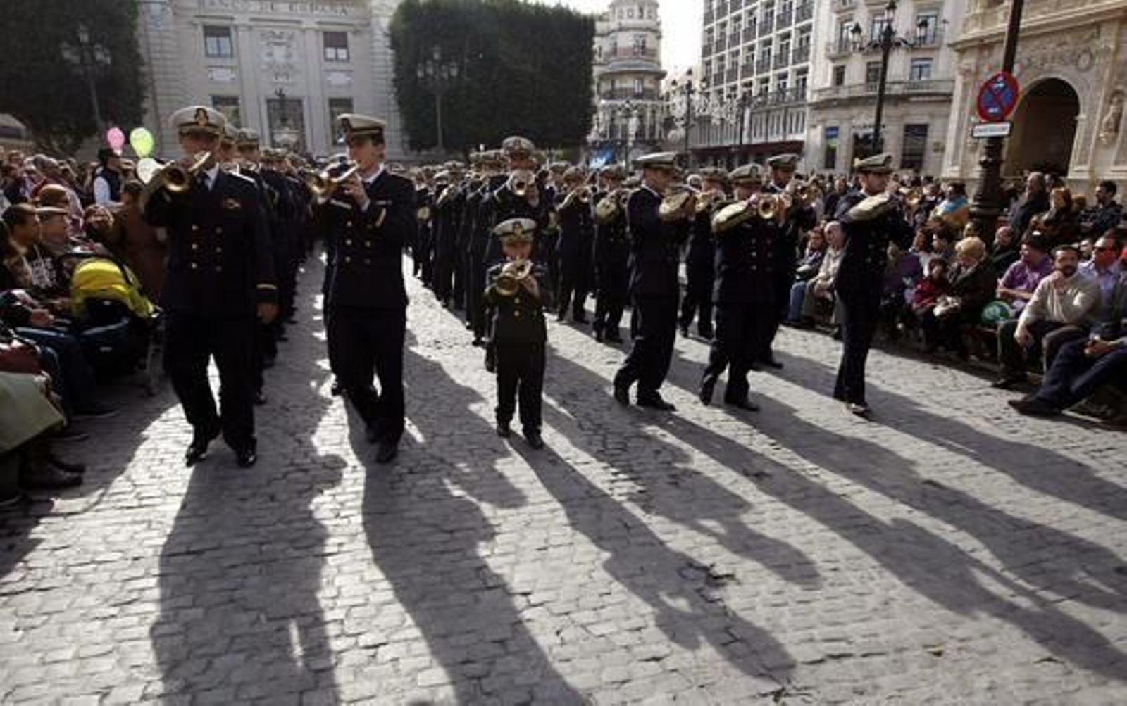 Setenta bandas procesionales de toda España desfilan por Sevilla. / EFE