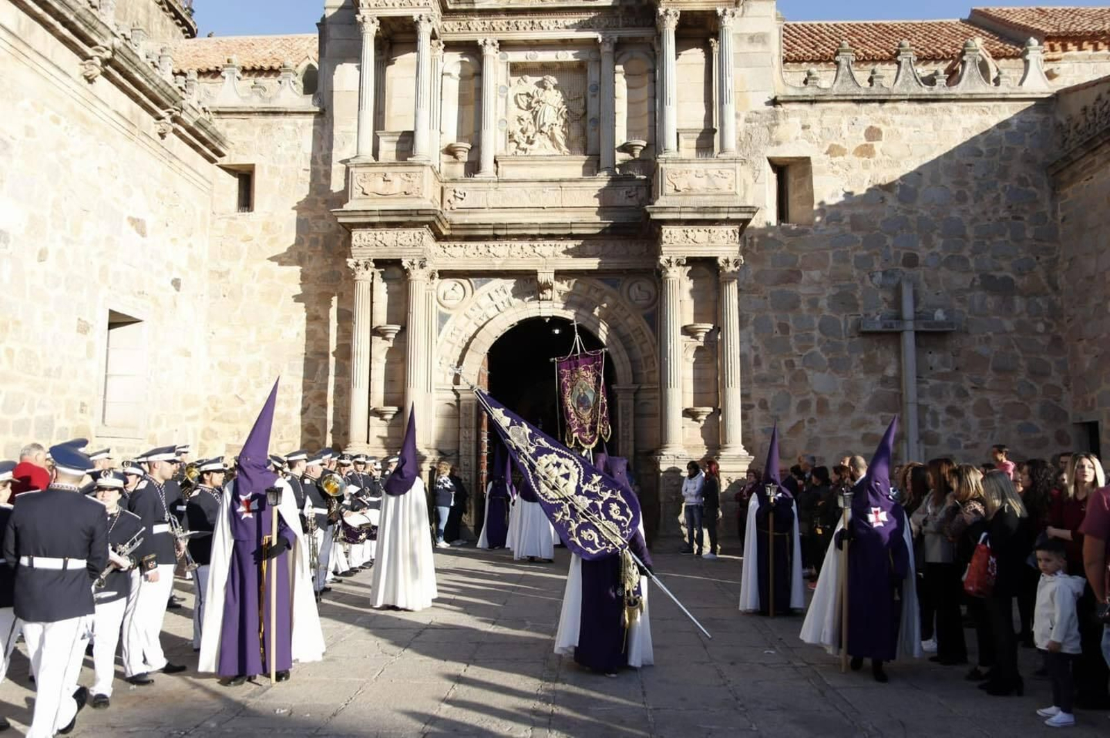 Viernes Santo en Hinojosa del Duque: la procesión de Nuestro Padre Jesús con la Cruz a cuestas en imágenes Viernes Santo en Hinojosa del Duque: la procesión de Nuestro Padre Jesús con la Cruz a cuestas en imágenes