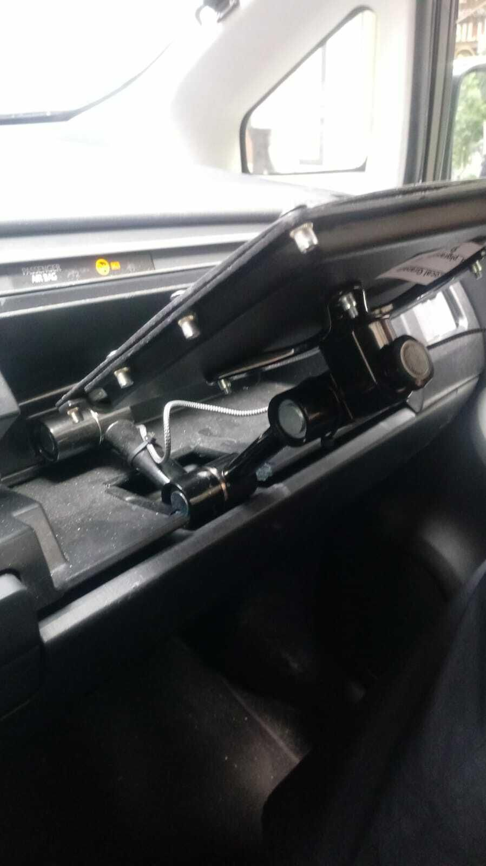 Uno de los dispositivos para las tablets instalados en un coche de la Policía Local.