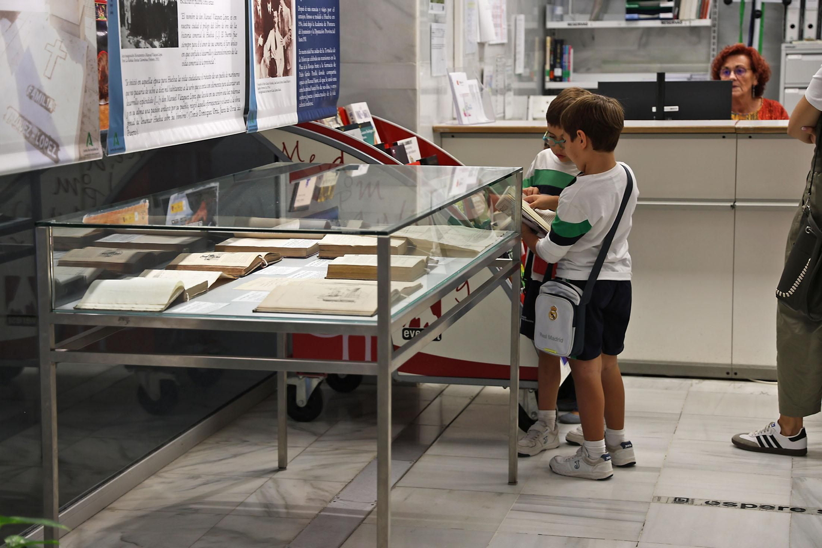 Exposición sobre Vázquez López en el vestíbulo de la Biblioteca
