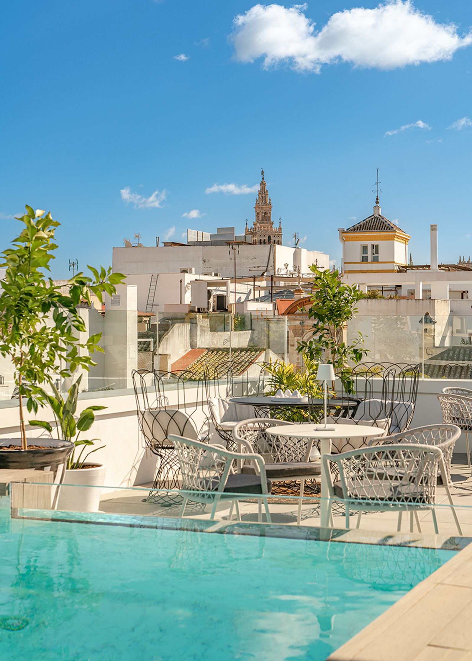 Vincci Hoteles presenta sus  exclusivas Roof Pools,  un oasis urbano con vistas al skyline