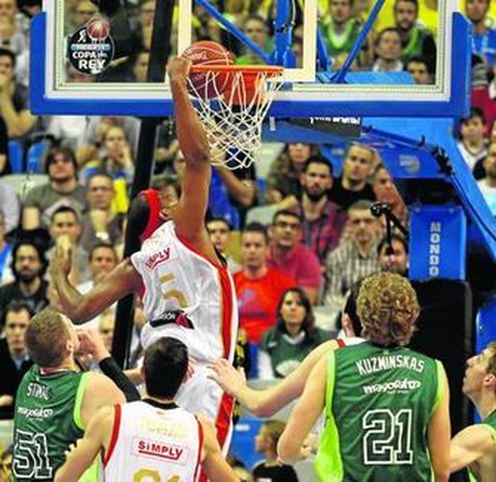 Jones machaca ane la mirada de Stimac, Vázquez Kuzminskas.