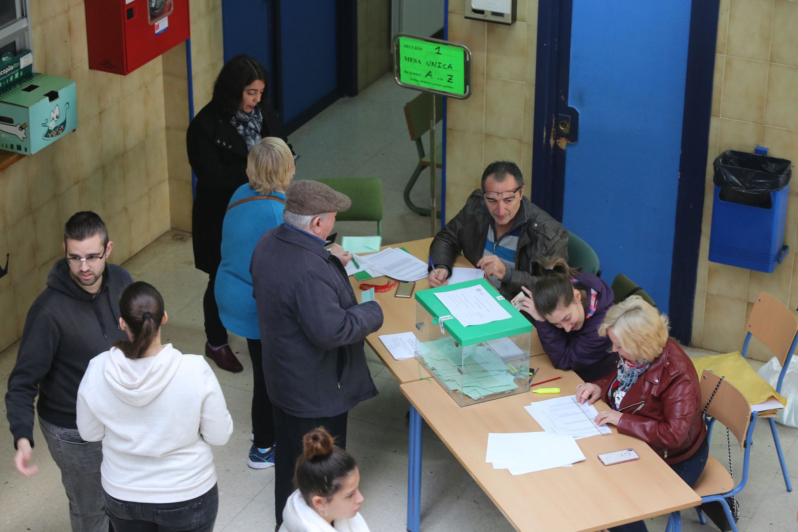 Votaciones en el colegio situado en el IES La Marisma de Huelva capital.