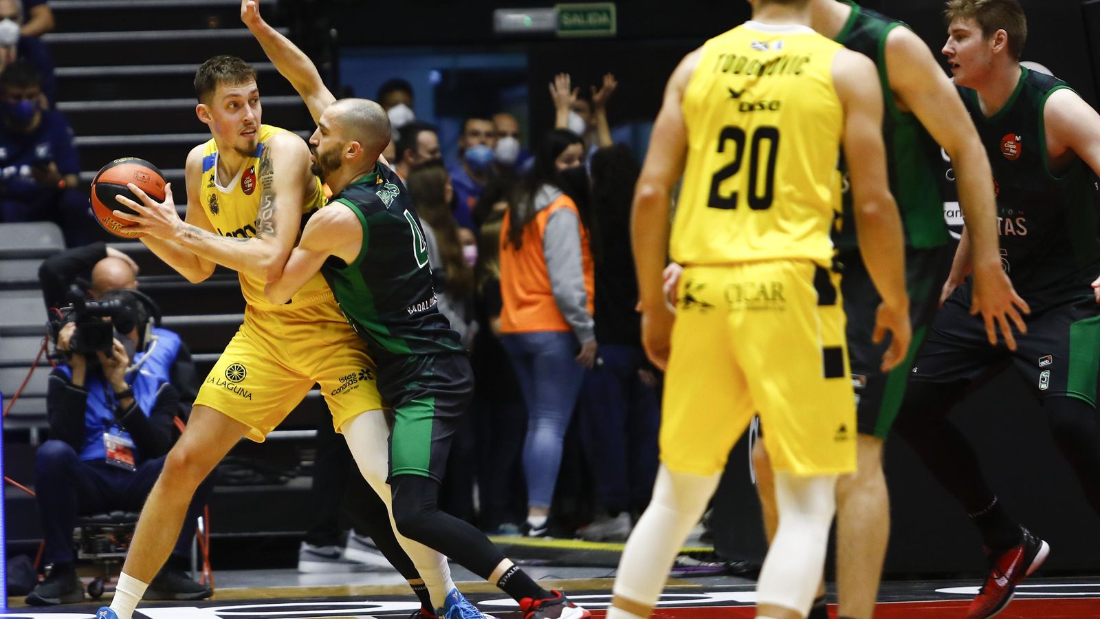 Pau Ribas defiende a Wiltjer en el duelo entre Tenerife y Joventut.