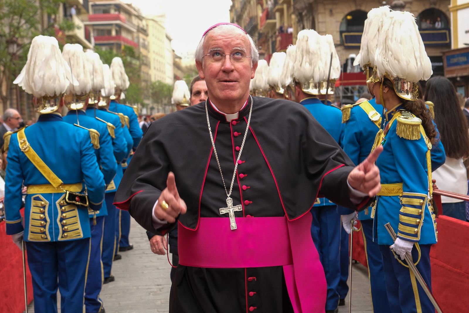 Monseñor Saiz al llegar al palquillo de la Campana el Domingo de Ramos.