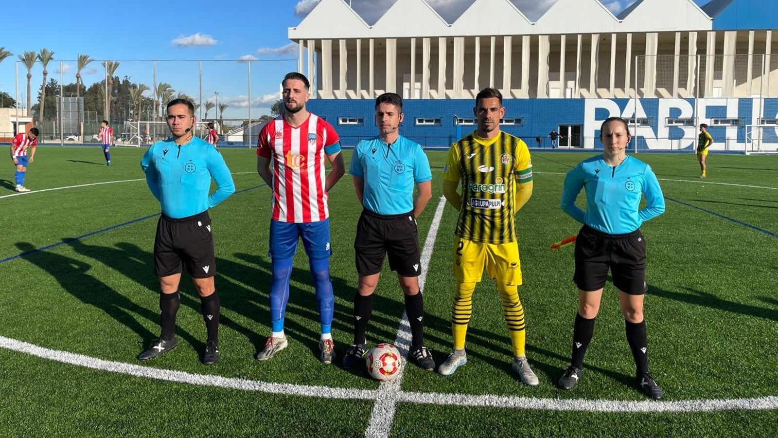 Los capitanes de ambos equipos en los prolegómenos del partido.