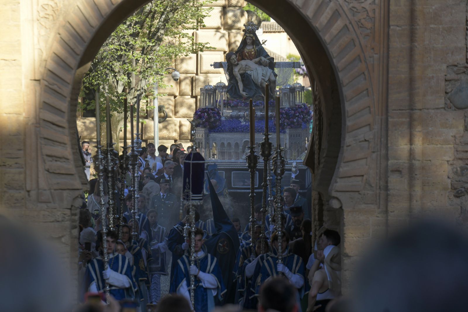 Las fotos de la salida de Santa María de la Alhambra y su bajada a Granada