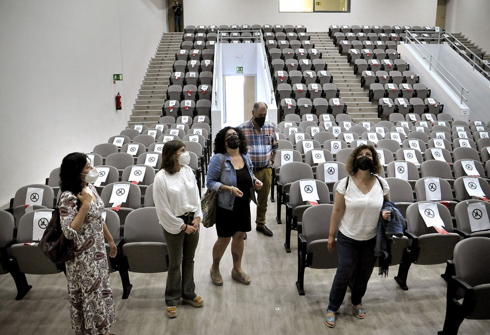 Laura Álvarez y Ana Hérica Ramos inspeccionando las obras en el salón de actos.