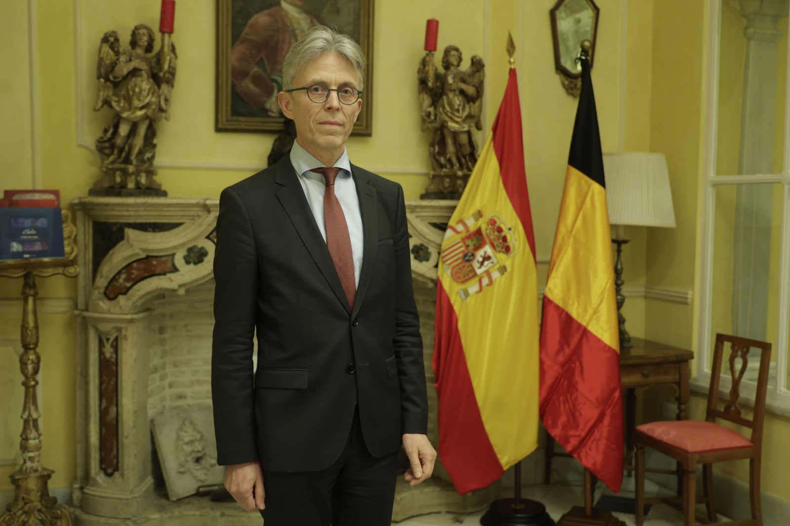 Geert Cockx posa junto a las banderas de España y Bélgica en la sede del Consulado en Sevilla.