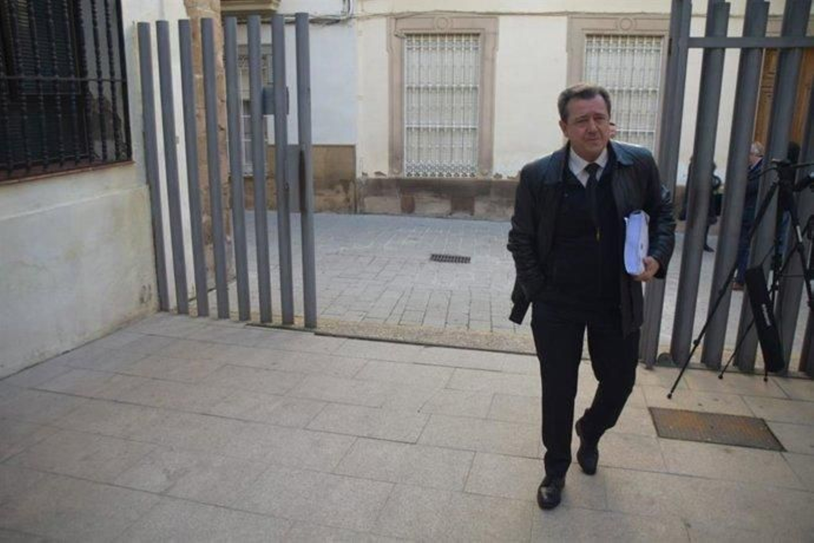 El exalcalde de Linares Juan Fernández, a la entrada del juzgado.