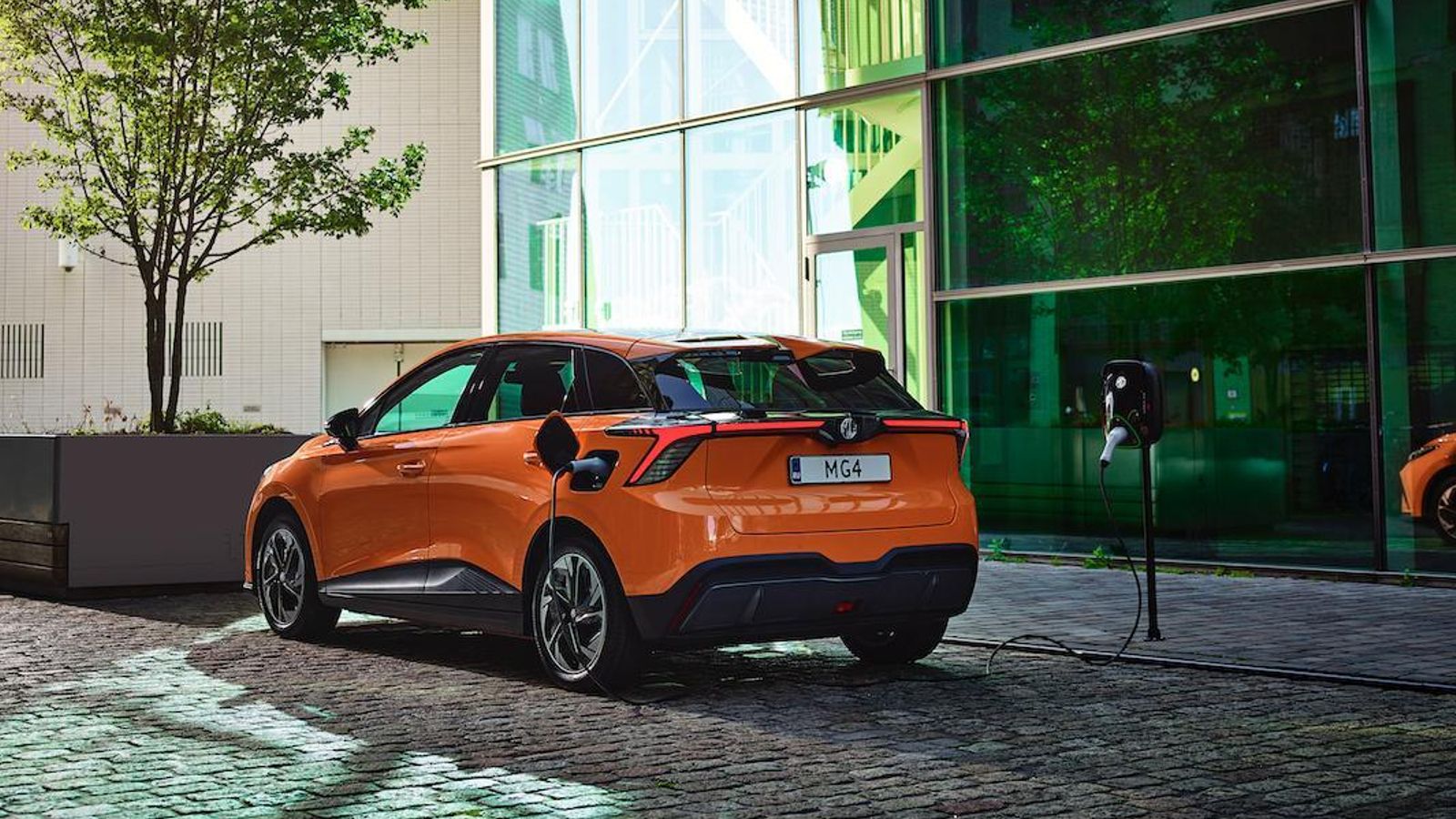 Según el motor, que también se liga a los niveles de acabado, se dispone de una batería con una química y una capacidad diferente, con los consiguientes cambios en la autonomía con una carga. Hoy son una de 51 y otra de 64 kWh. Más adelante, también una de 77 kWh.