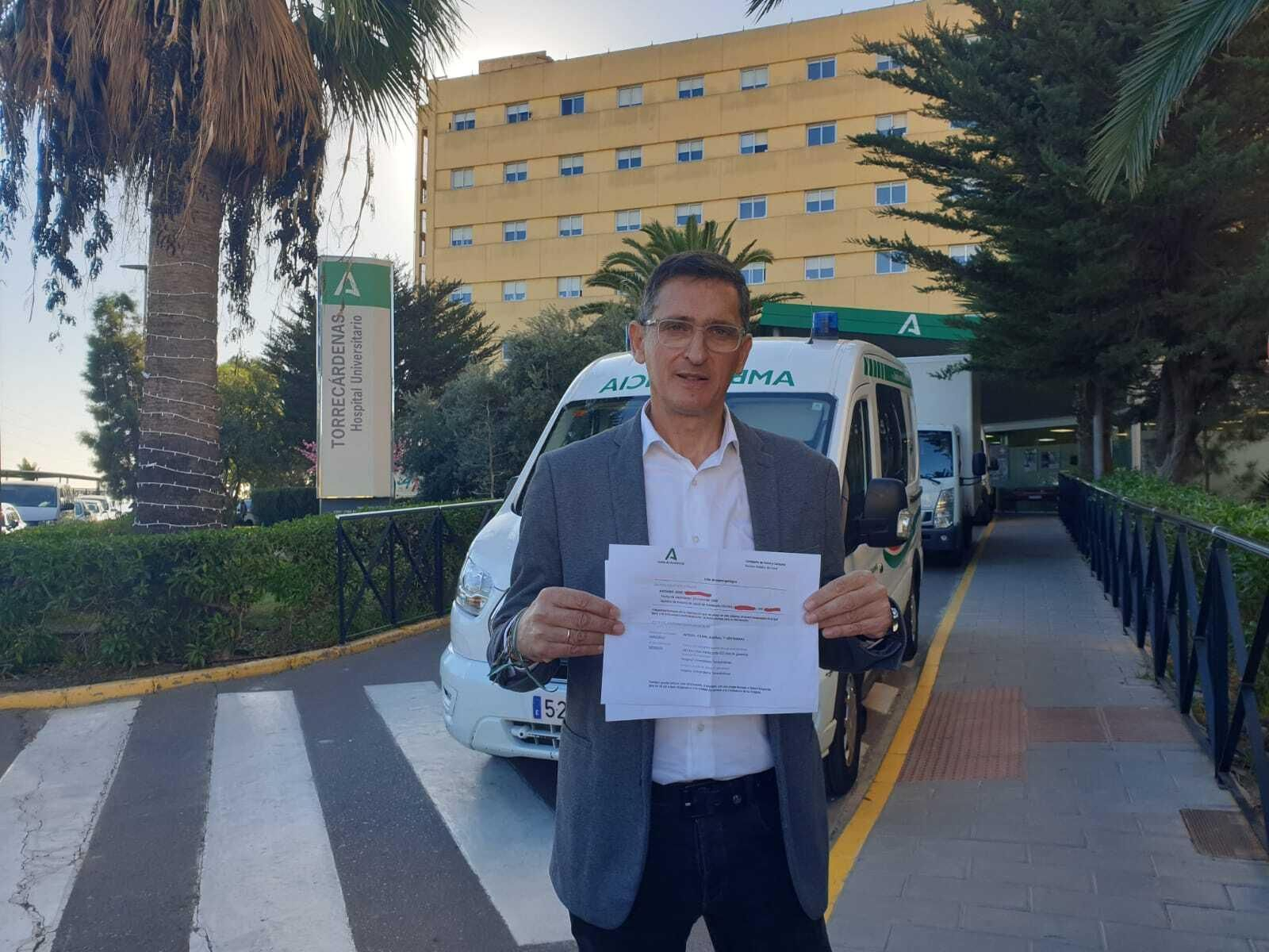José Luis Sánchez Teruel en la puerta del Hospital Universitario Torrecárdenas denuncia la situación y expone el caso de un almeriense que lleva más de 650 días esperando para que lo operen y le quiten un dolor que no le deja caminar.