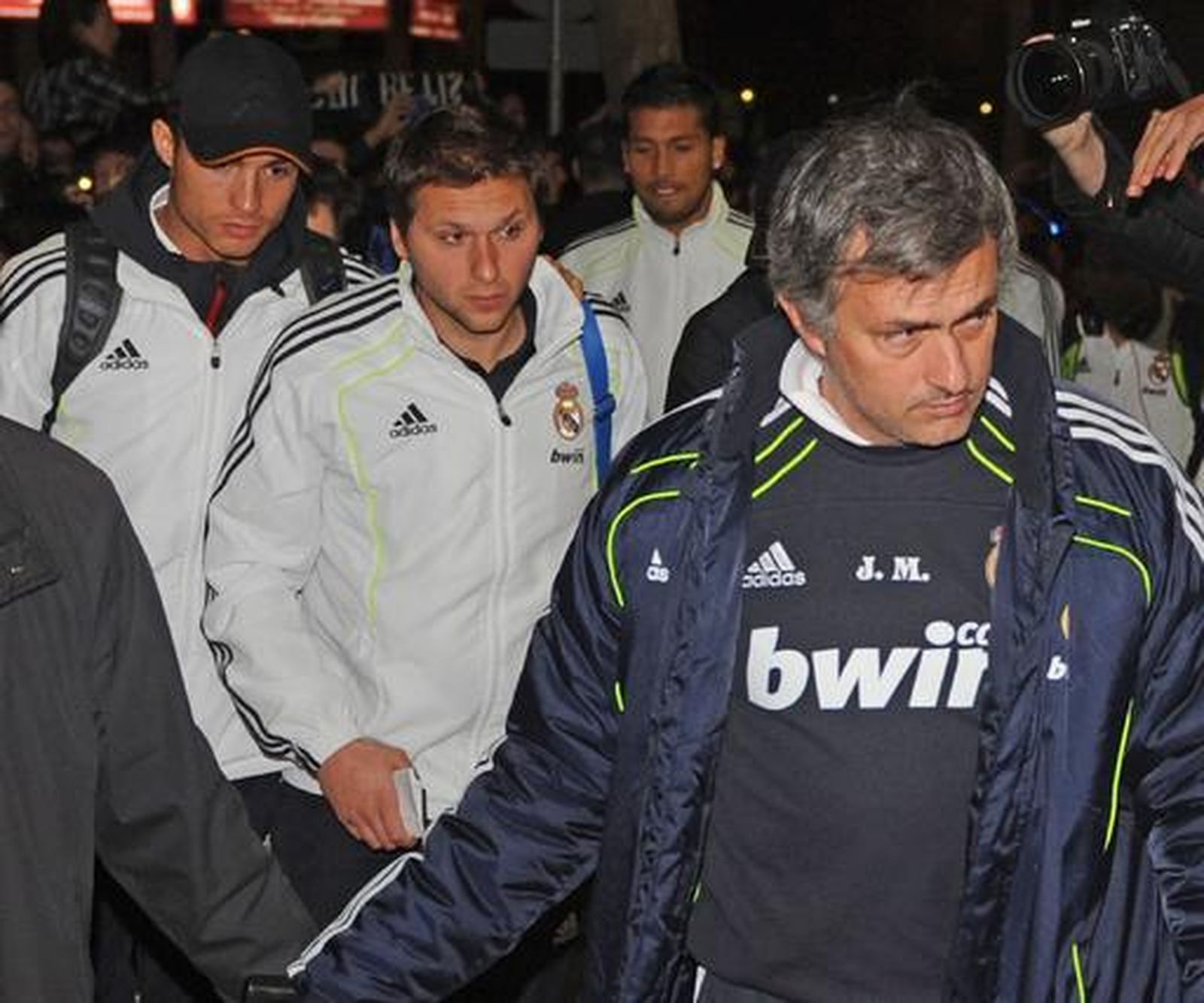 El técnico seguido de varios jugadores.

Foto: Antonio Pizarro