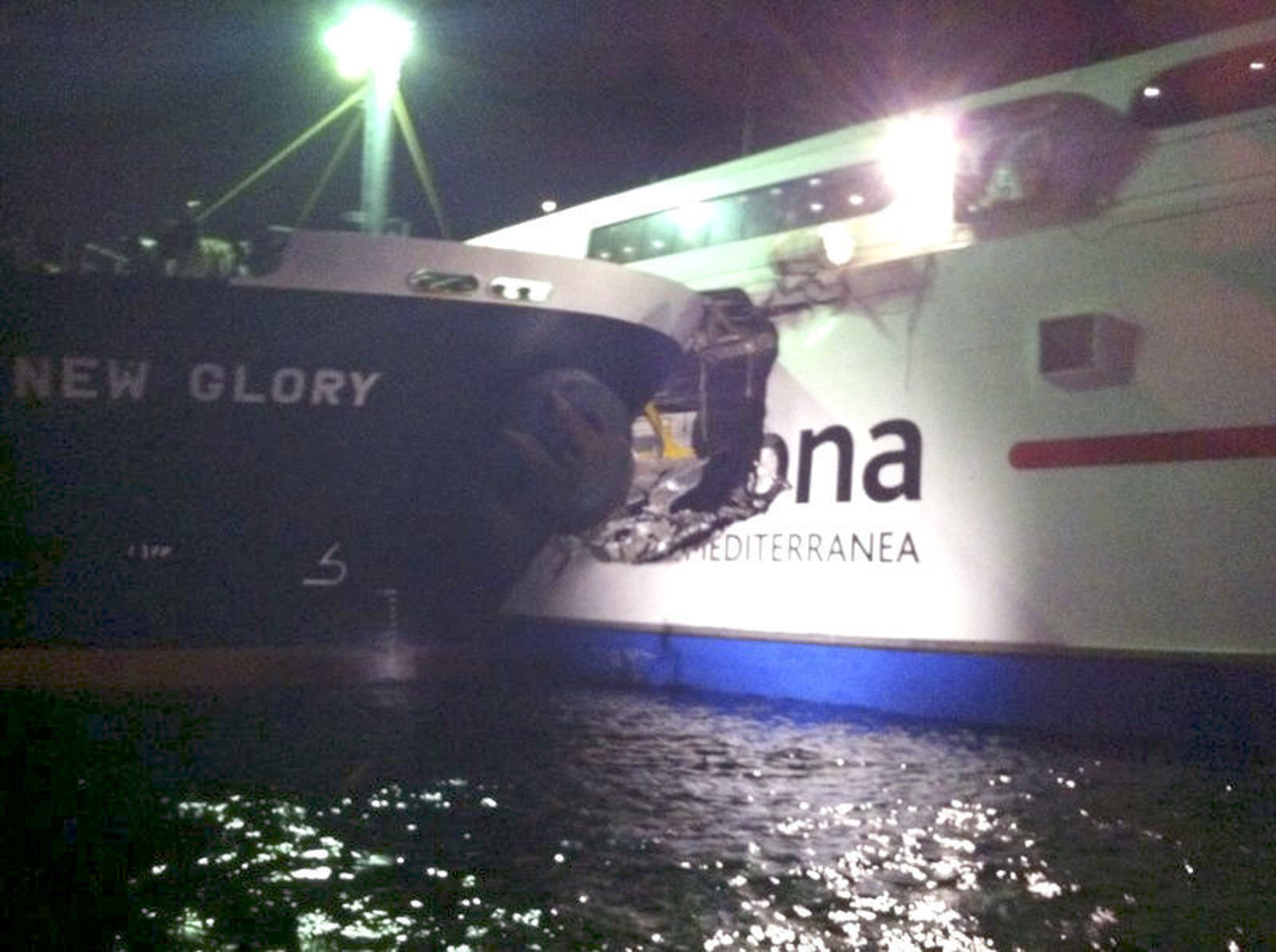 El 'New Glory' y el 'Milenium II', tras el abordaje, en enero de 2012.