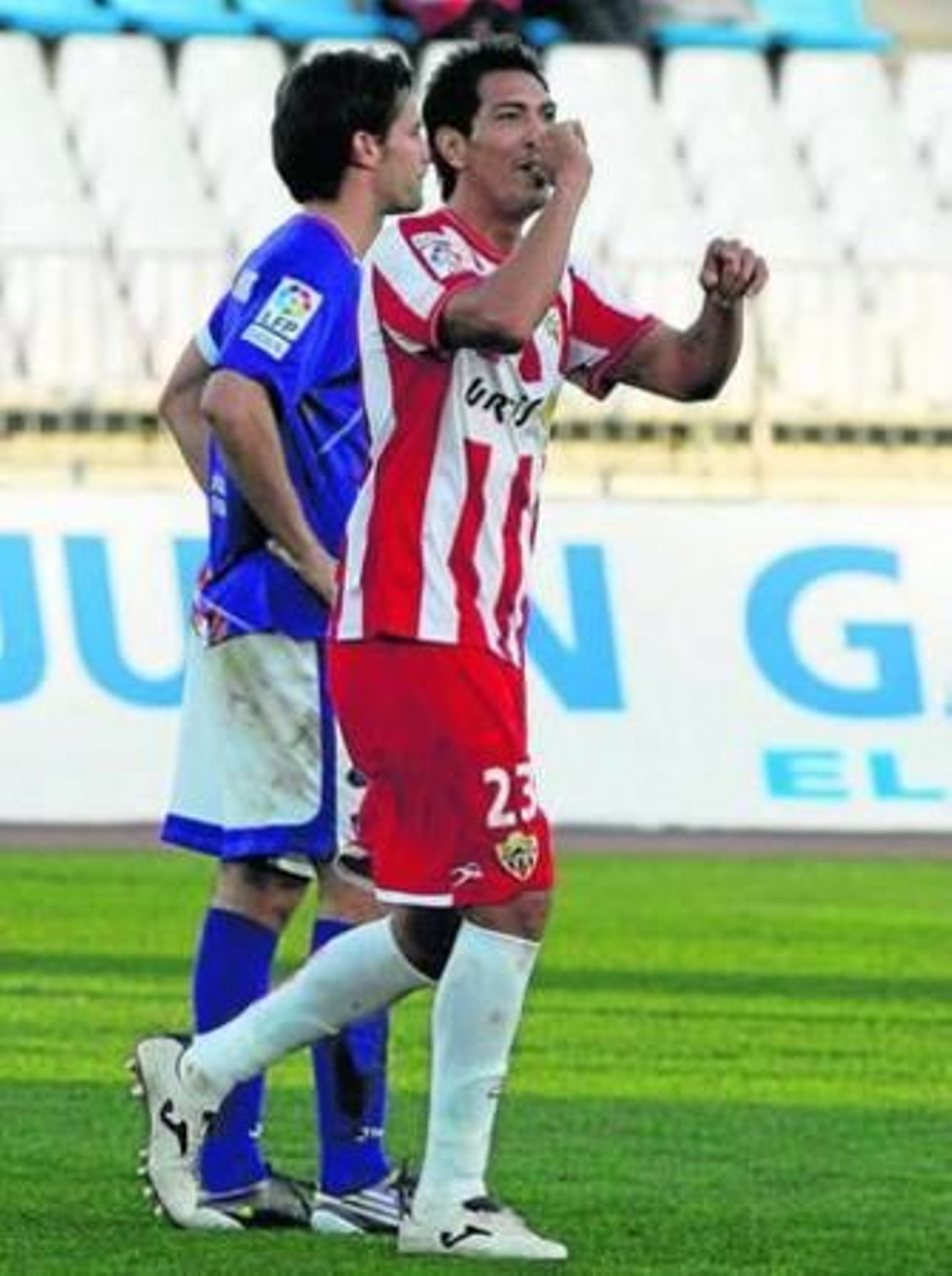 Ulloa celebra uno de los tres tantos que le hizo al Guadalajara.