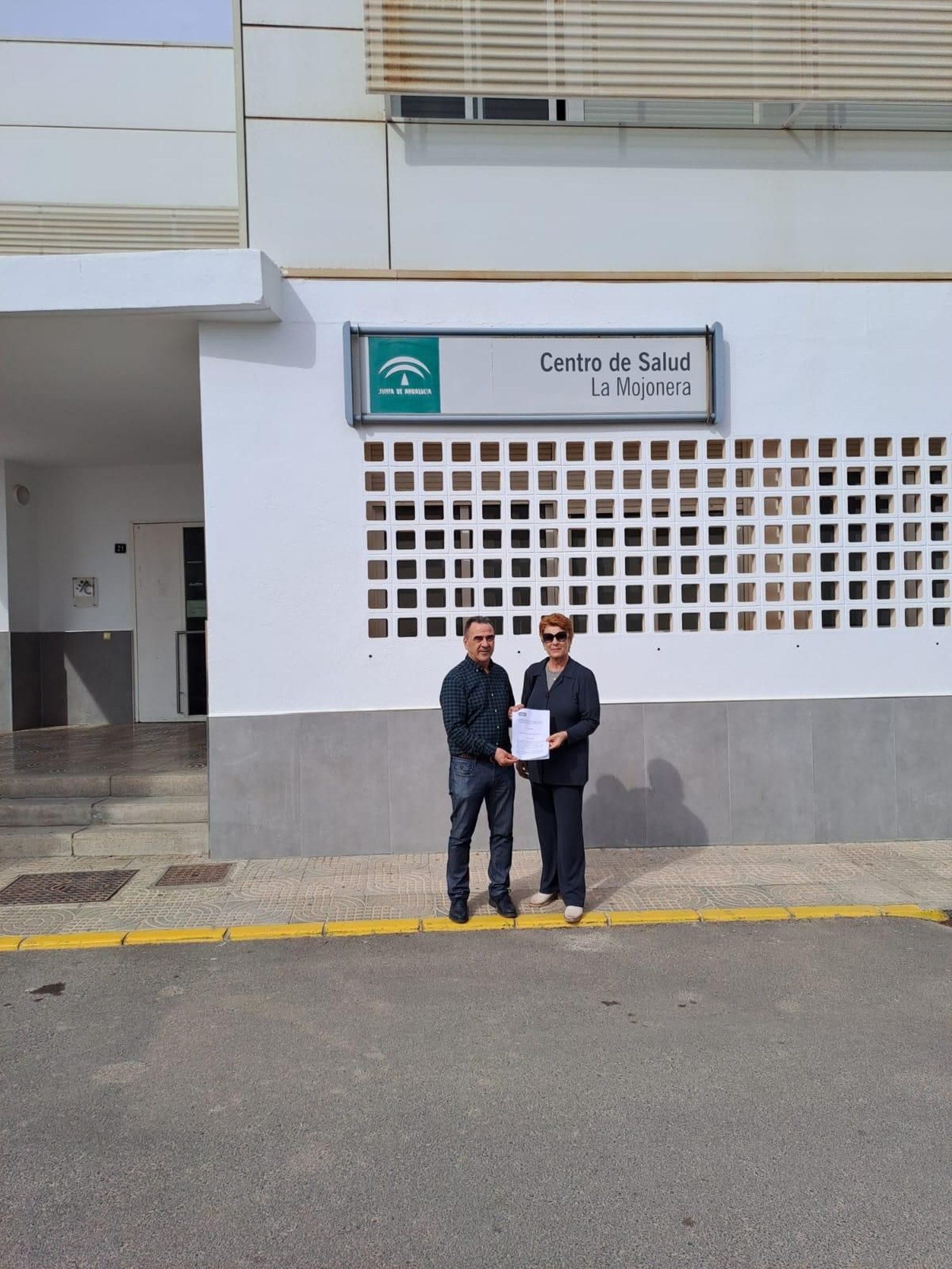 José Miguel Hernandez y Paqui Pardo junto al centro de salud de La Mojonera.