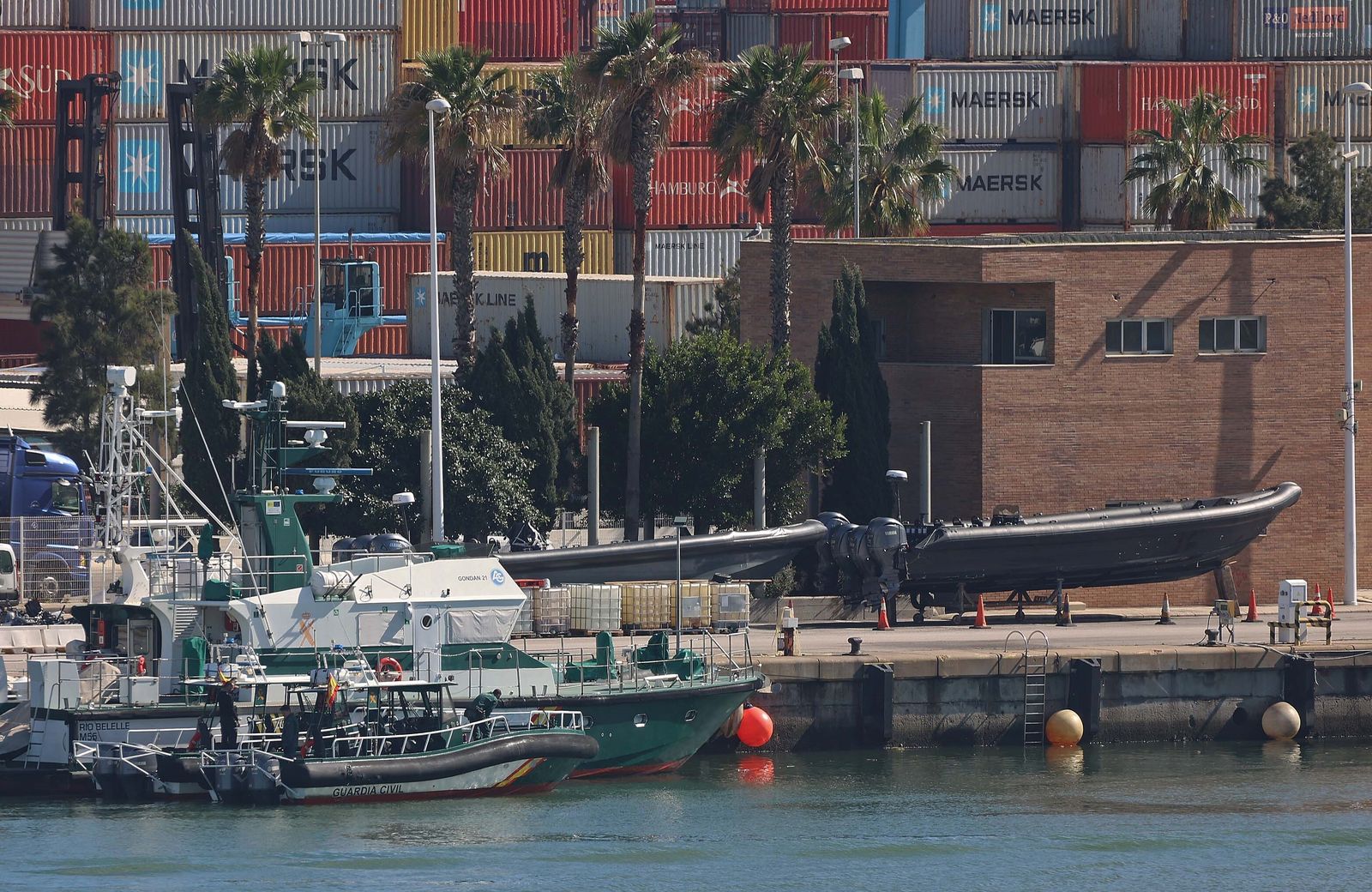 Narcolancha que embistió a la Guardia Civil en Barbate, una vez intervenida en el puerto de Algeciras.