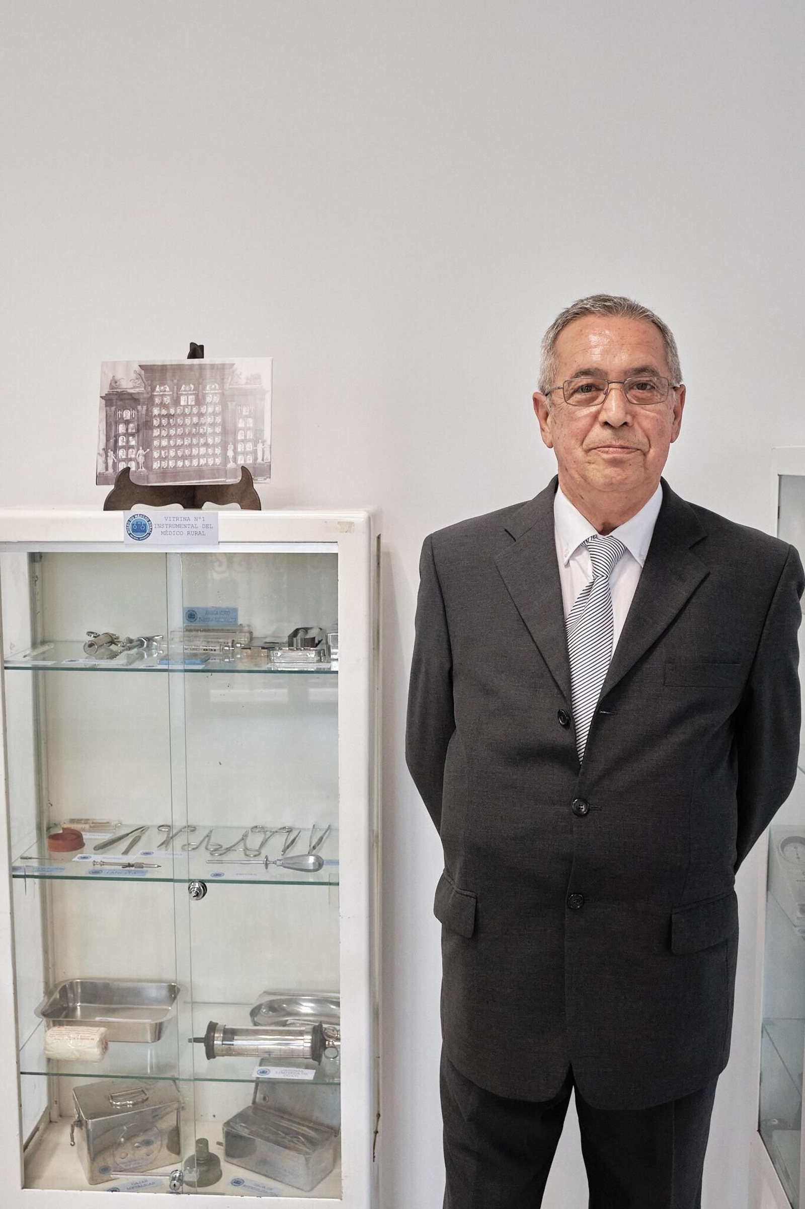 José Manuel Lage, promotor del Museo, al lado de una de las vitrinas de la exposición.