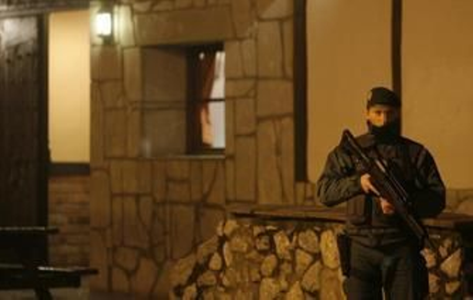 Un agente de la Guardia Civil vigila en la madrugada de ayer el domicilio de uno de los etarras detenidos en Arrasate (Guipúzcoa).