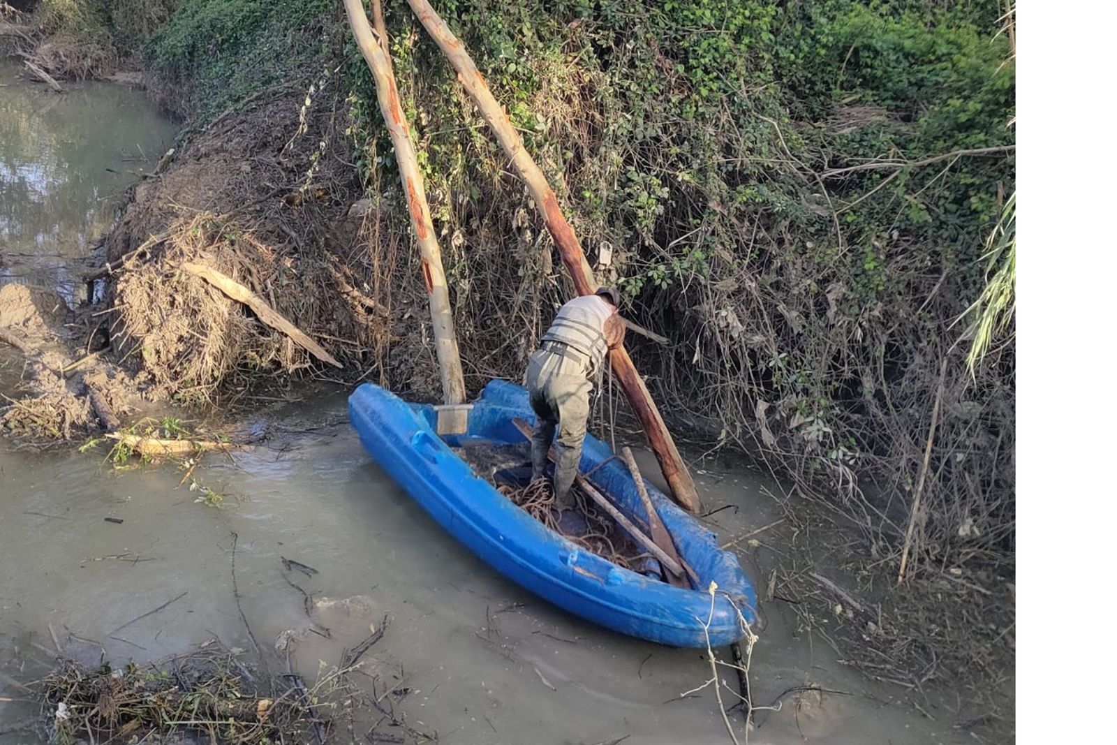 Trabajos de limpieza del cauce del río Guadaíra