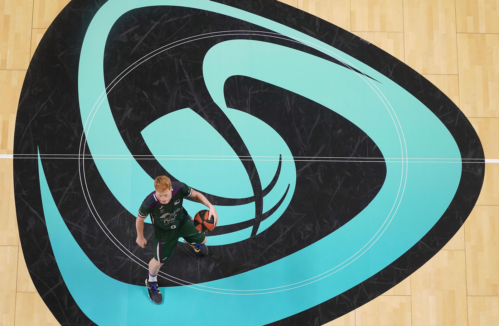 Alberto Díaz bota el balón.