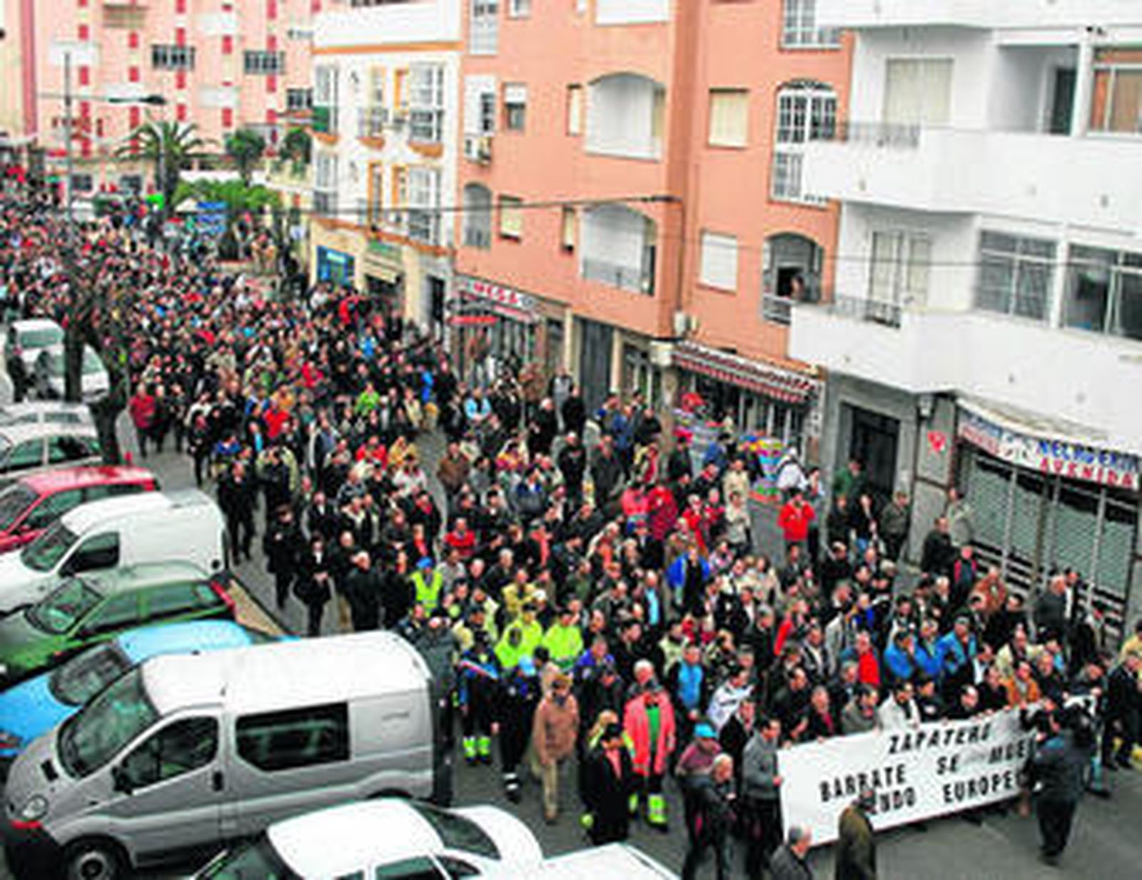 La cabecera de la manifestación, durante su recorrido por las calles de Barbate.