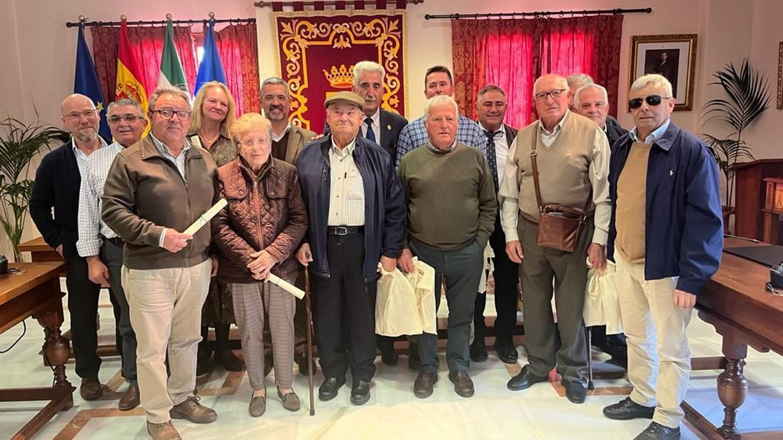 Socios históricos de Rota y familiares de la Cooperativa Católico-Agrícola de Chipiona homenajeados este jueves.