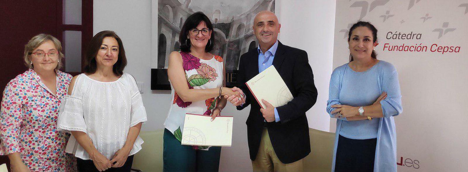 María Antonia Peña junto al equipo de Fundación Cepsa.