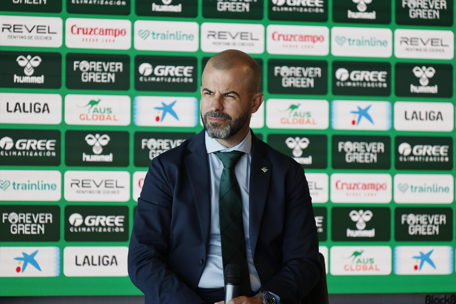 Manu Fajardo atiende a los medios de comunicación.