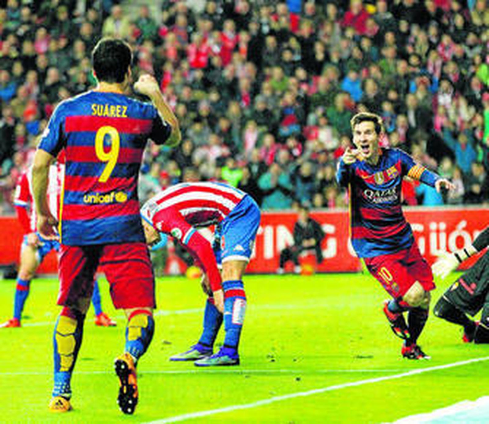 Leo Messi celebra con su compañero Luis Suárez su gol número 300 en el Barcelona.