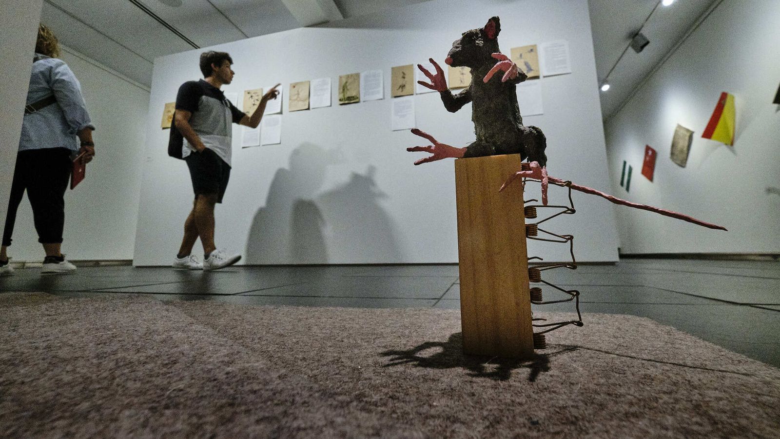 Detalle de la obra ‘Vendrá la muerte y tendrá tus ojos’, con la muerte representada por un rata fuera de una trampa.