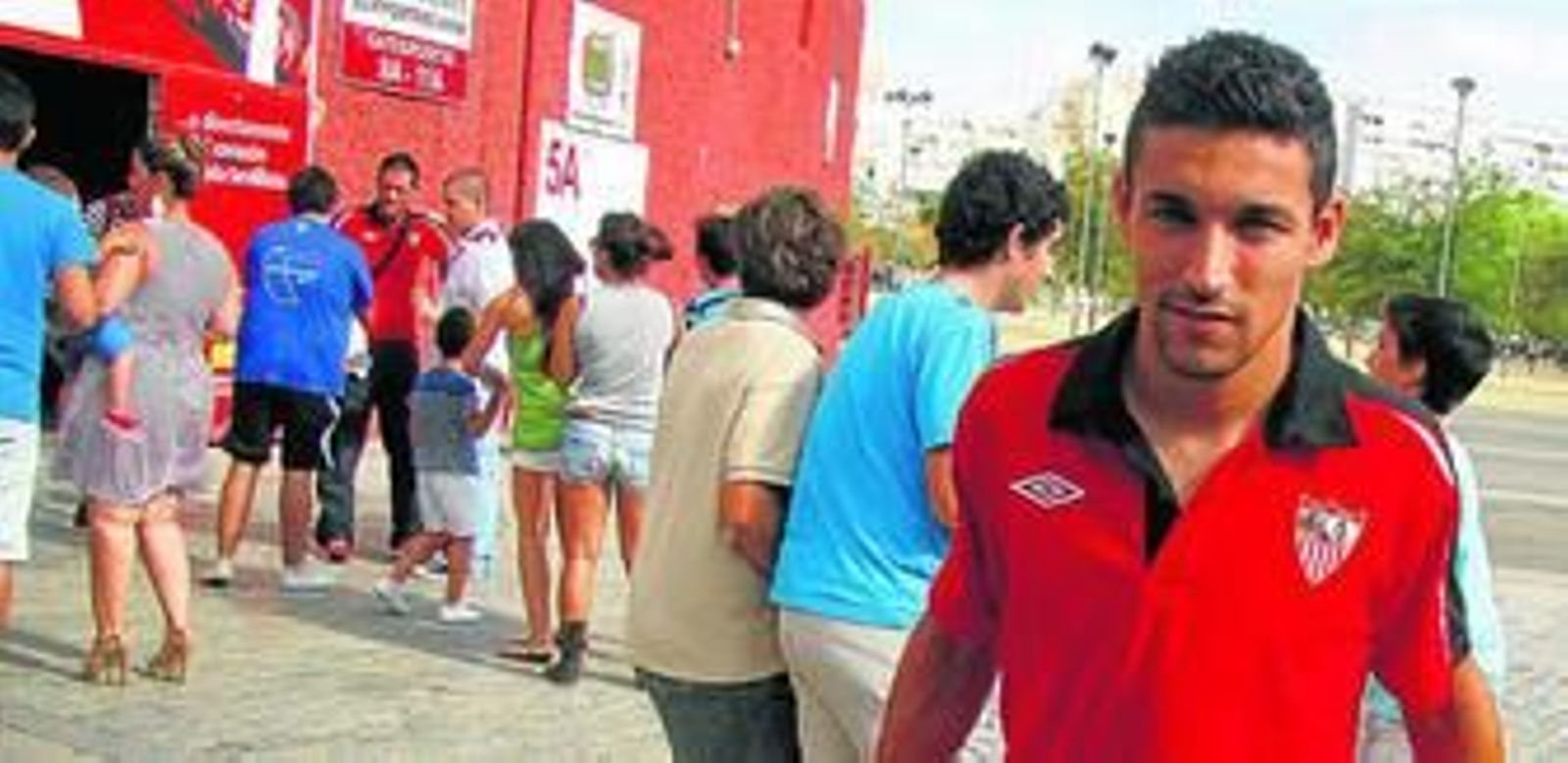 Jesús Navas, fotografiado en la tarde de ayer en los alrededores del estadio justo antes de montarse en el autobús que llevó al Sevilla al aeropuerto.