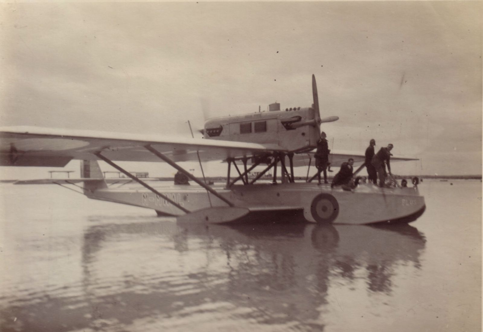 Llegada del hidroavión a la ría de Huelva.