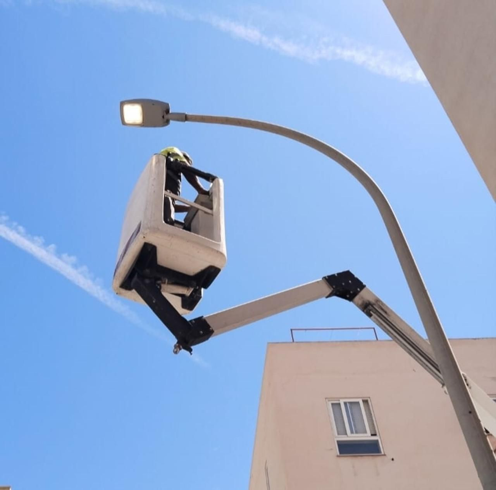 Una de las luminarias instaladas