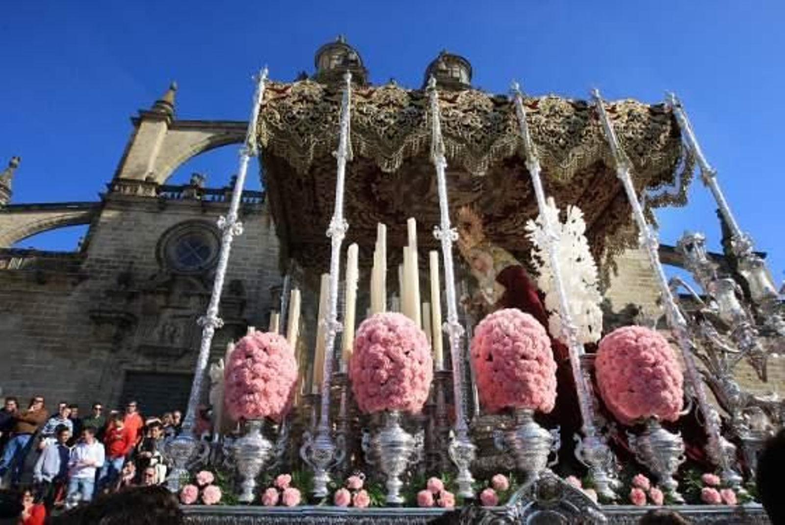 La gente se echó a la calle para presenciar el discurrir de la hermandad en su traslado desde la Catedral a Santa Ana

Foto: Juan Carlos Toro