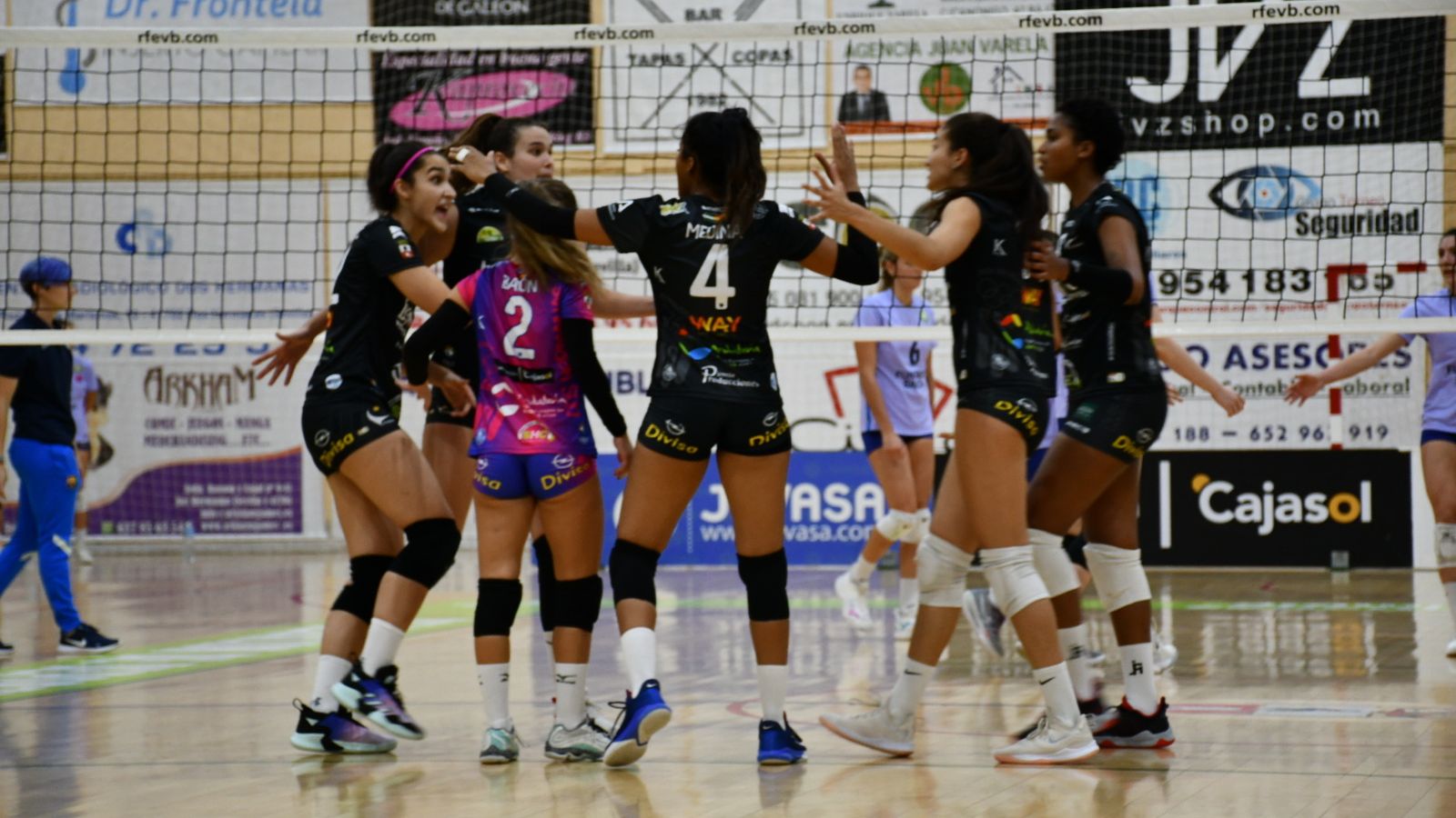 Las jugadoras del Cajasol se animan tras uno de los puntos.