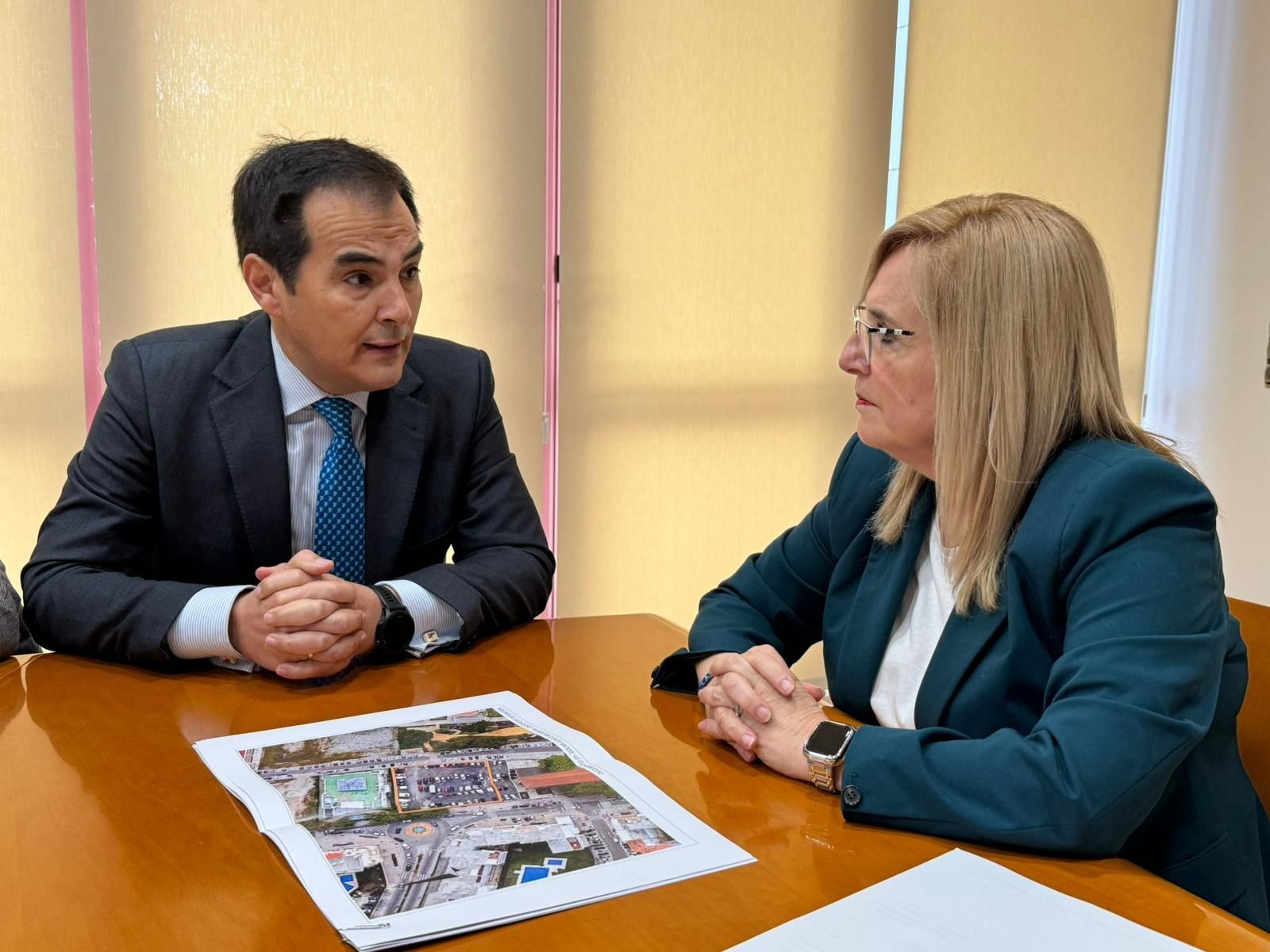 El consejero de Justicia y la alcaldesa de Fuengirola.