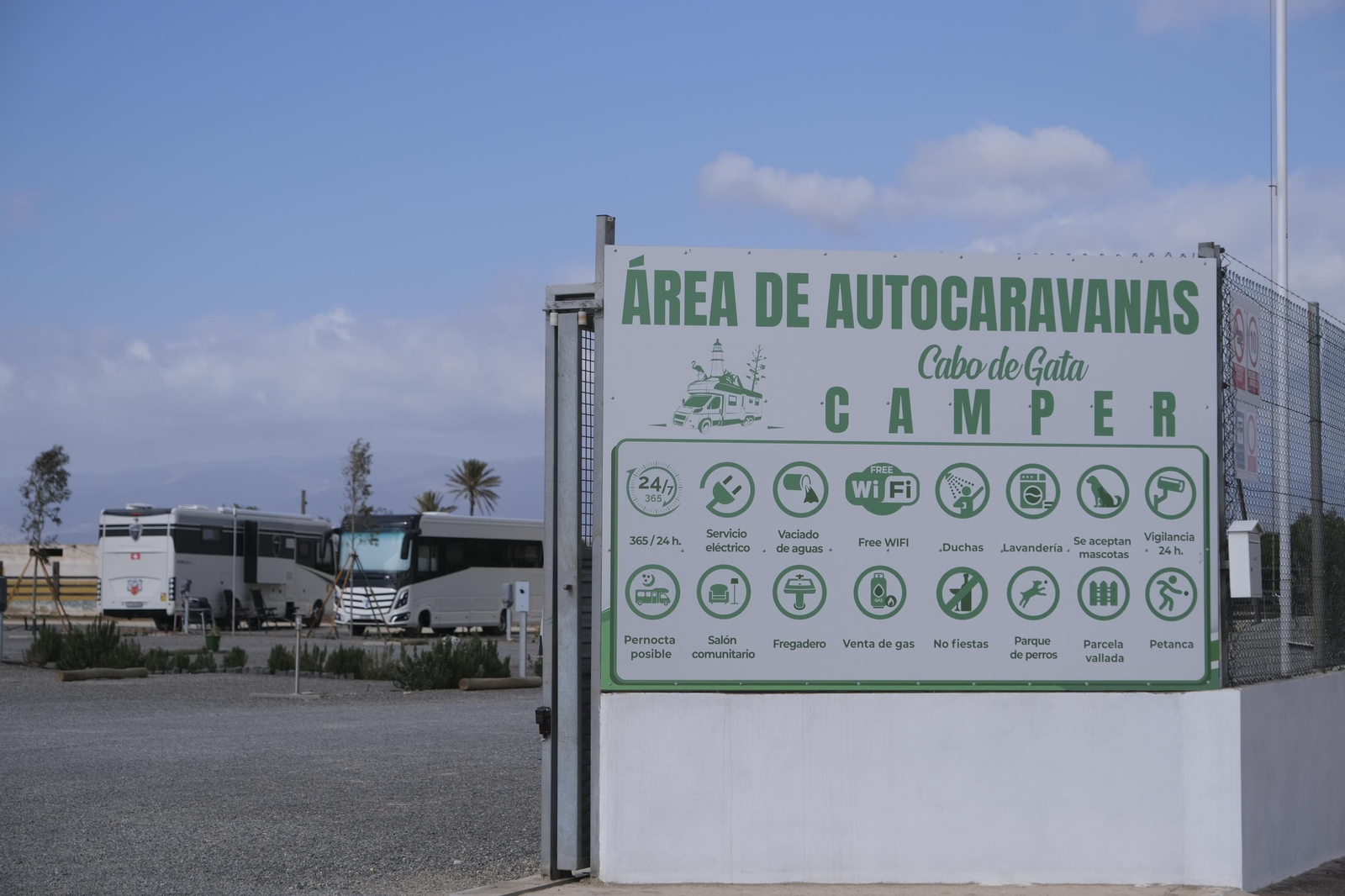 Imágenes de las autocaravanas estacionadas en Cabo de Gata.