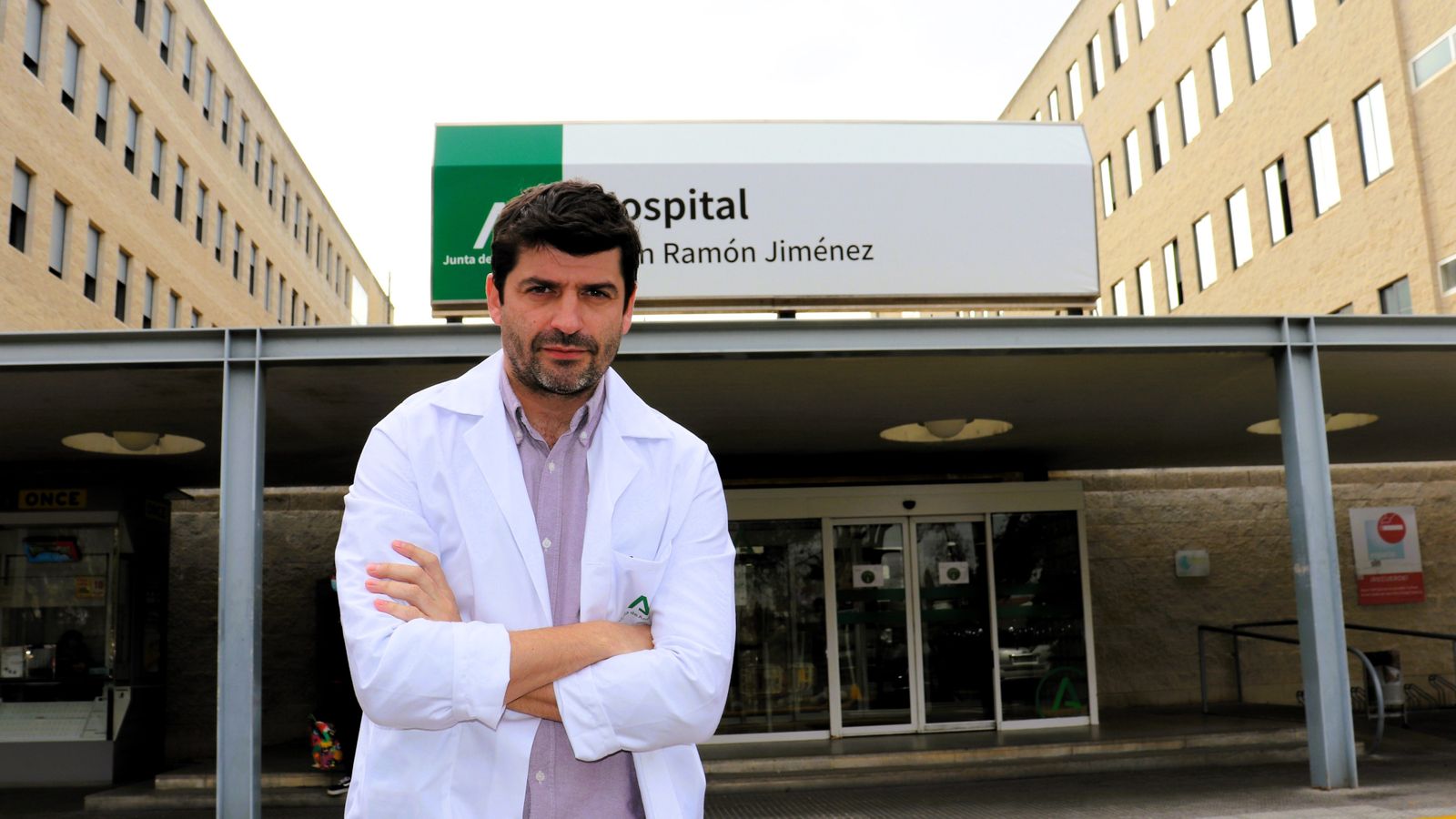 El doctor Carlos Cordero, jefe del servicio de Medicina Física y Rehabilitación del Hospital Universitario Juan Ramón Jiménez.