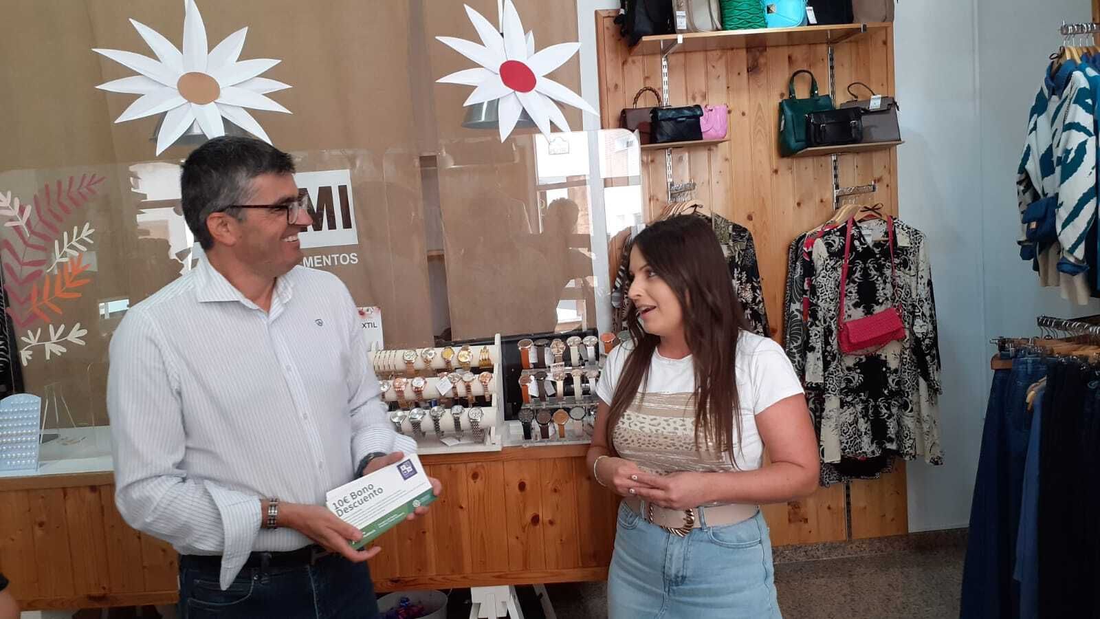 El delegado de Empresa, Javier Martín, en un negocio