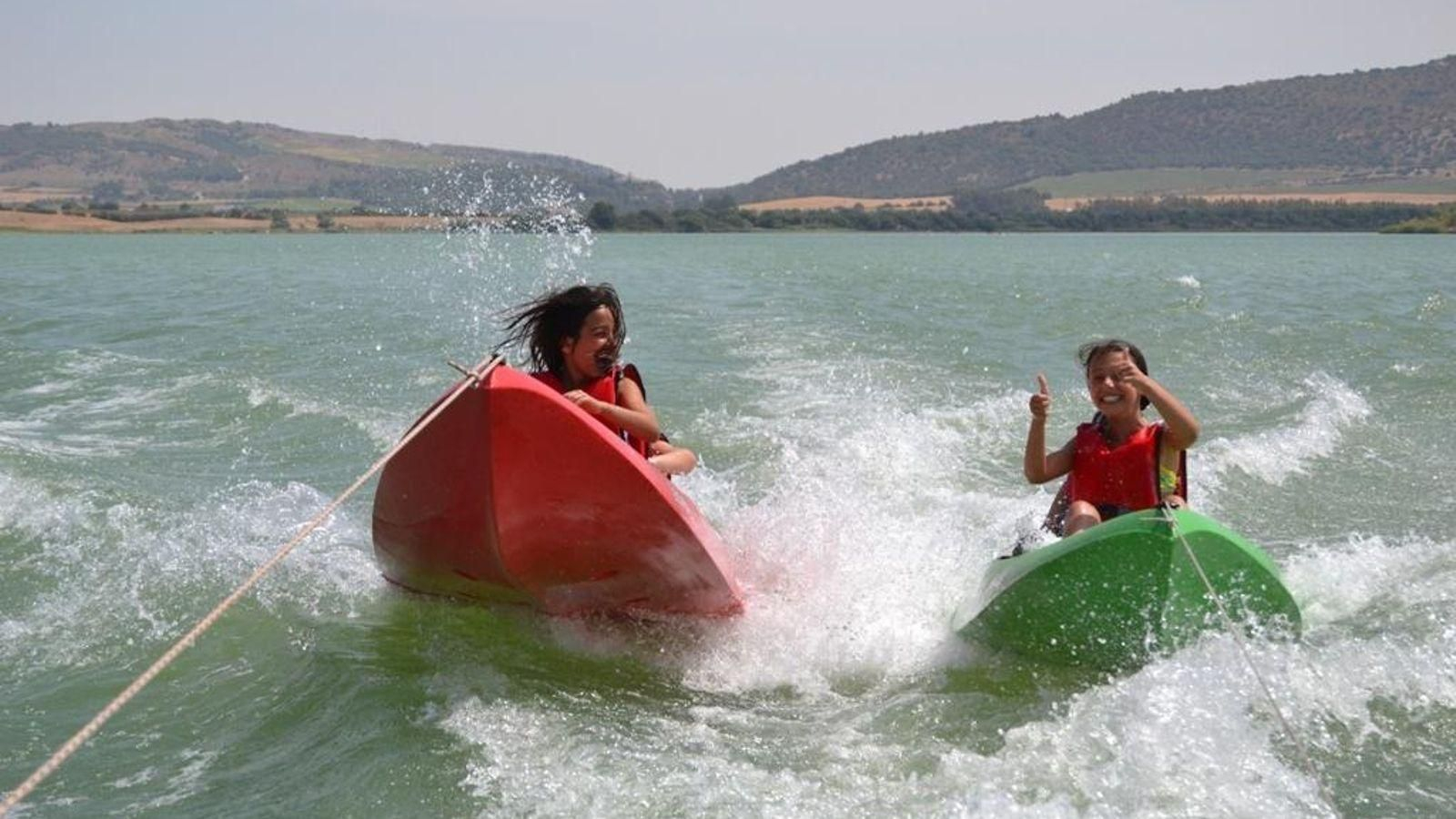 El lago de Arcos ofrece una gran oferta de actividades náuticas