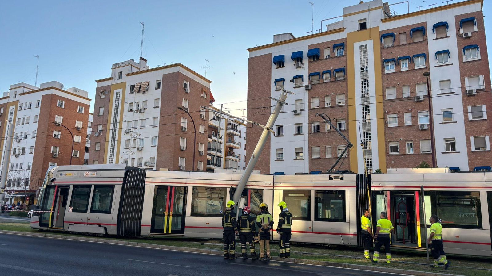 Bomberos trabajan junto al tranvía descarrilado. Bomberos trabajan junto al tranvía descarrilado.