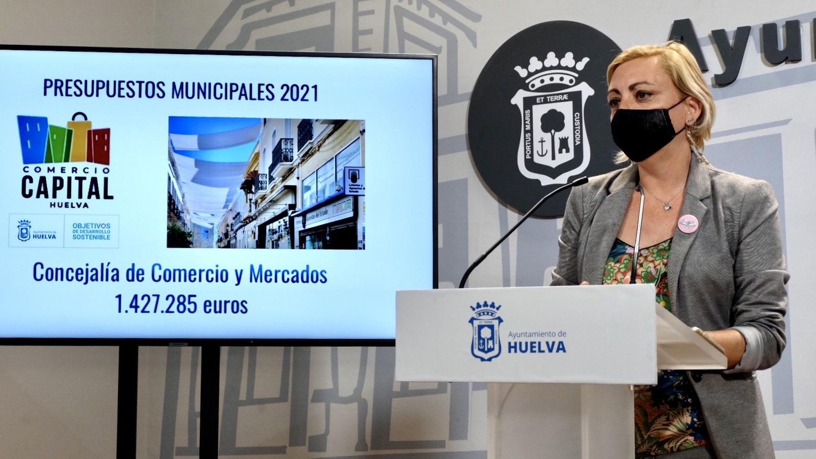 La concejal de Comercio y Mercados Tania González, en la rueda de prensa de los presupuestos.