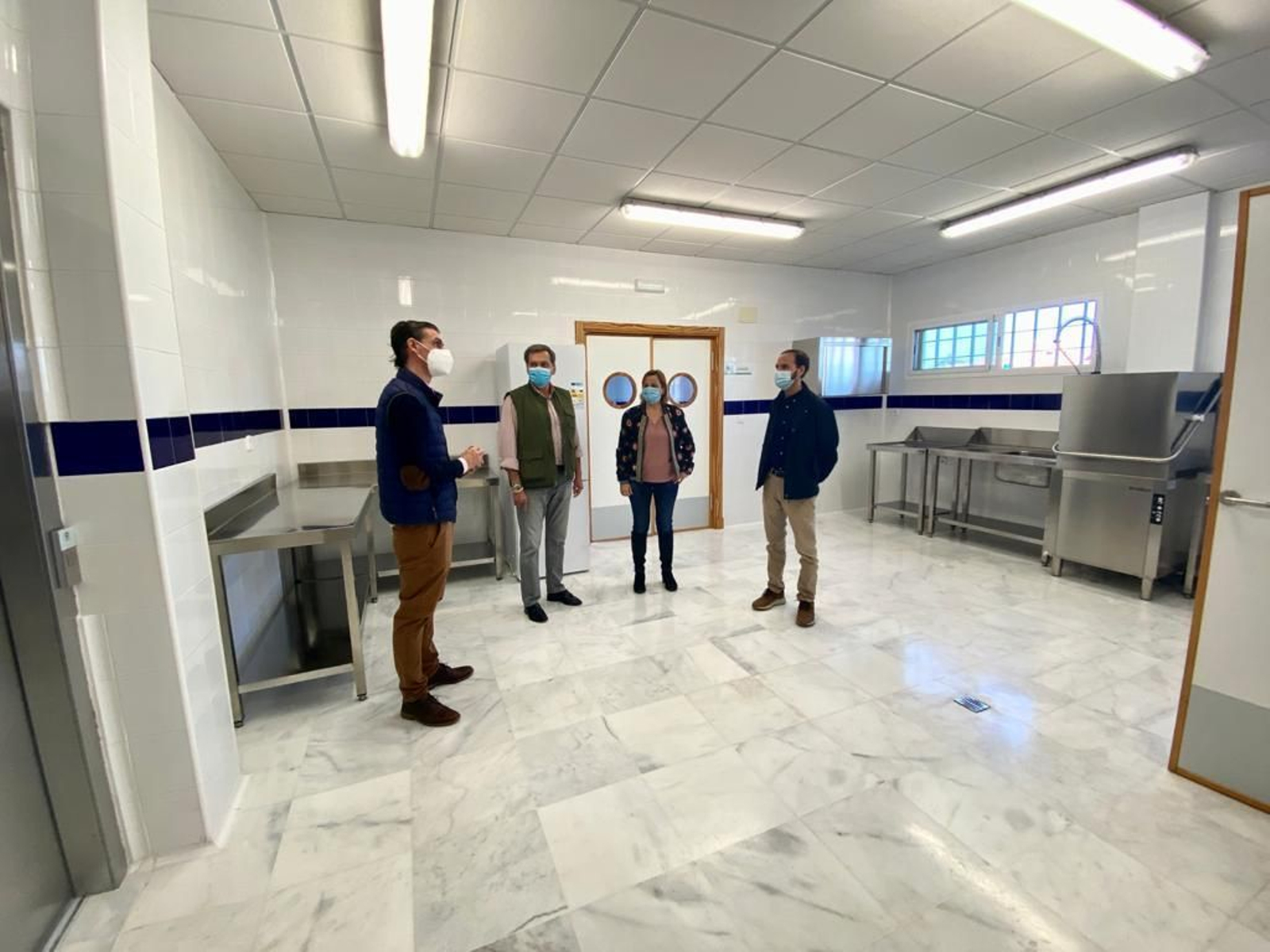 El alcalde, Víctor Mora, y otros responsables municipales durante su visita al futuro centro de alzheimer.